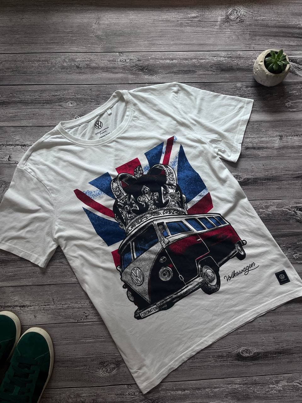 Vintage “Vintage Volkswagen Union Jack Coronation T-Shirt” Size US XL / EU 56 / 4 - 1 Thumbnail