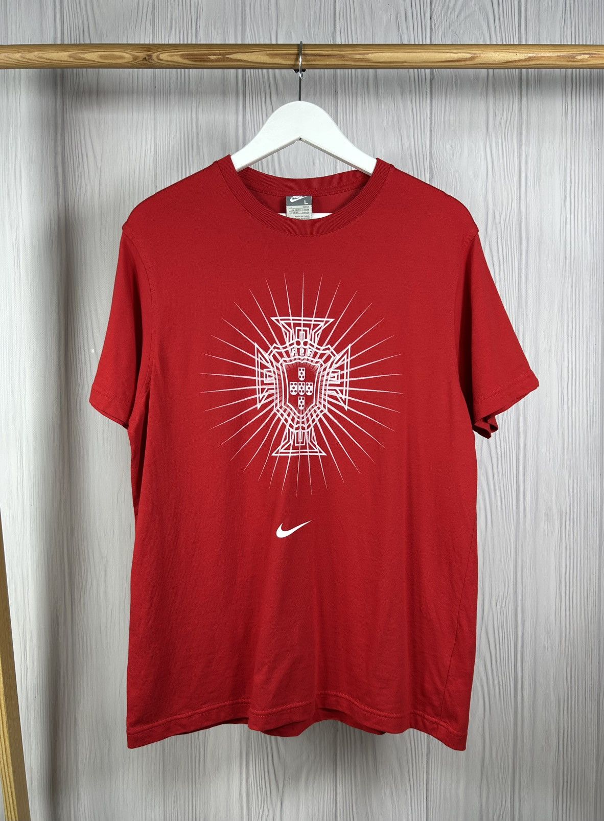 Nike Vintage Nike Portugal Big Logo Football T-Shirt Size L Size US L / EU 52-54 / 3 - 1 Thumbnail