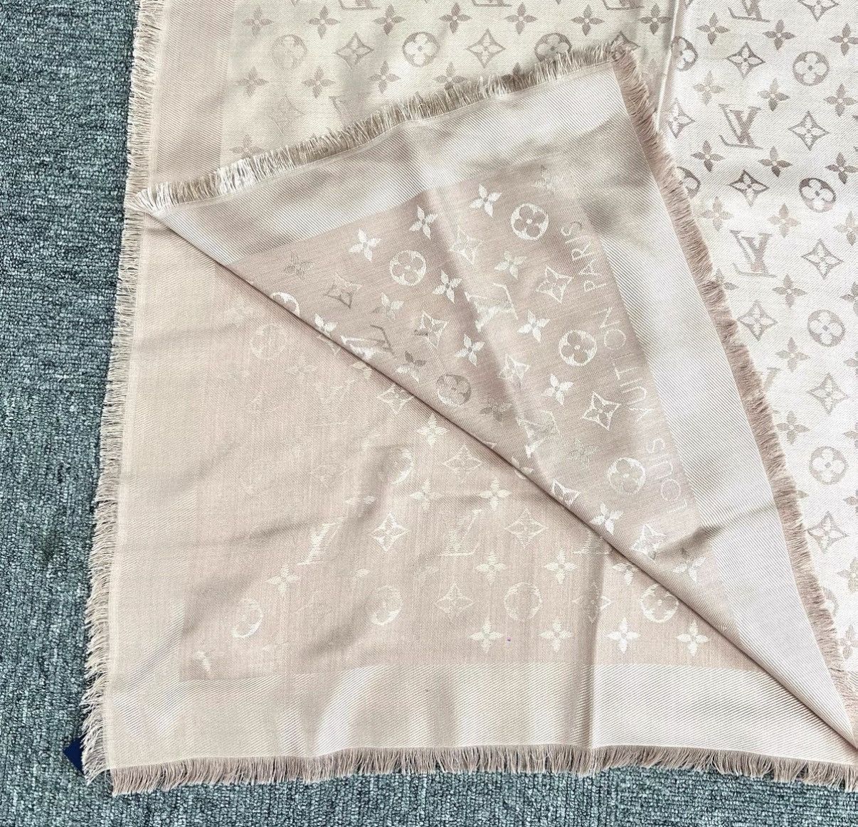 Louis Vuitton Louis Vuitton Reversible Wool & Silk Scarf Shawl K12 Size ONE SIZE - 4 Thumbnail