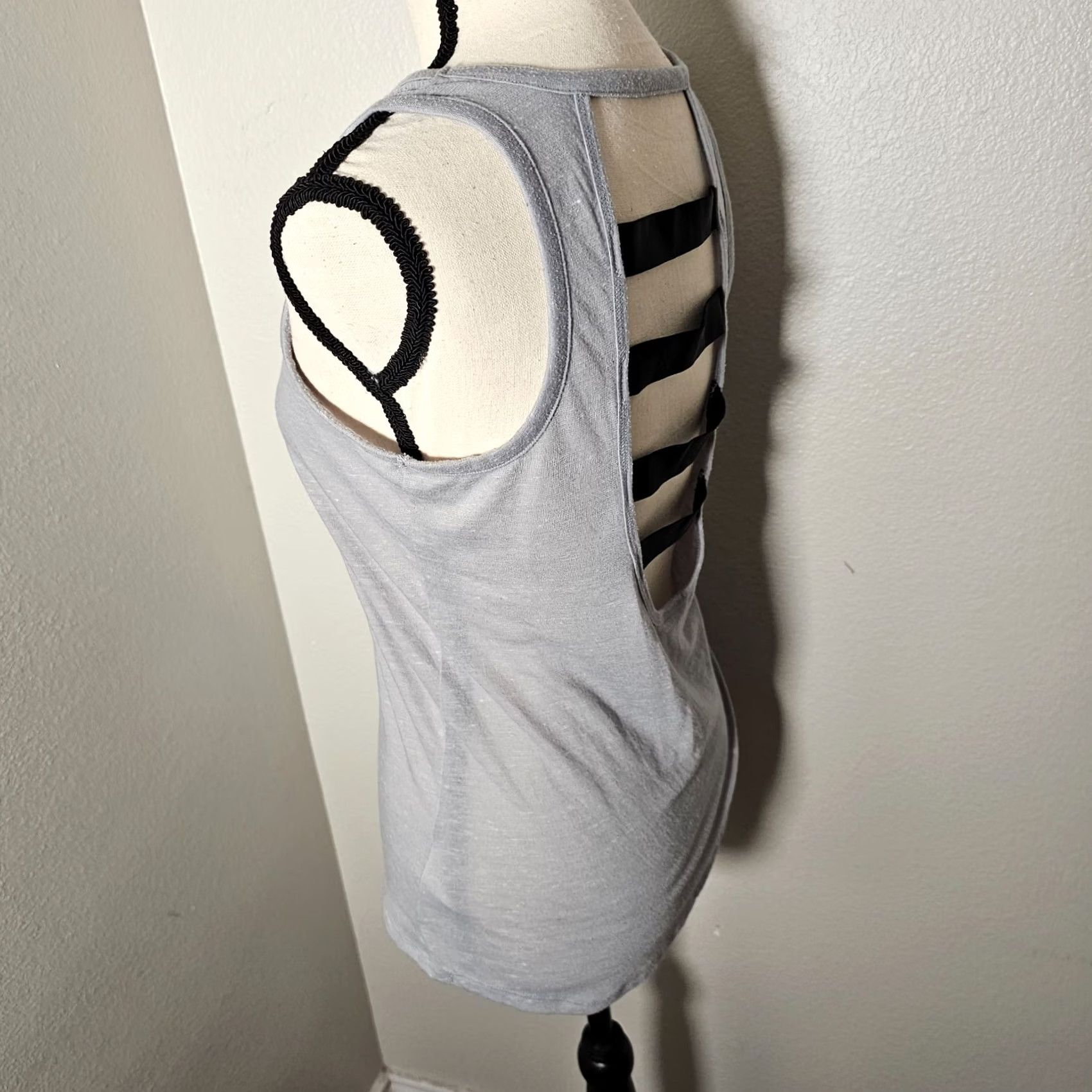 Victoria's Secret V_Sport Victoria's Secret Ultimate Strappy Side Logo Sport Top Gray Athletic Gym Tight Tank Women XS Slim Logo Size XS / US 0-2 / IT 36-38 - 3 Thumbnail