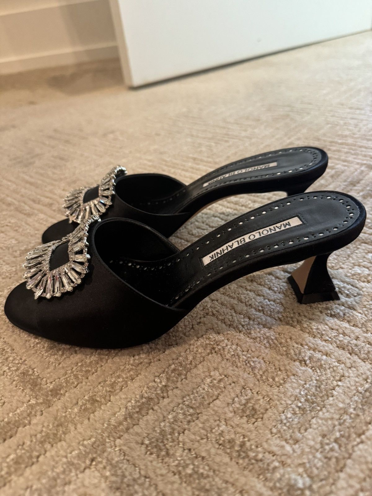 Manolo Blahnik Manolo Blahnik mini heel with crystal buckle Size US 5 / IT 35 - 2 Thumbnail