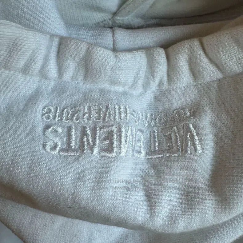 Vetements Vetements Glitter Rainbow Embroidered Logo Size US M / EU 48-50 / 2 - 3 Thumbnail