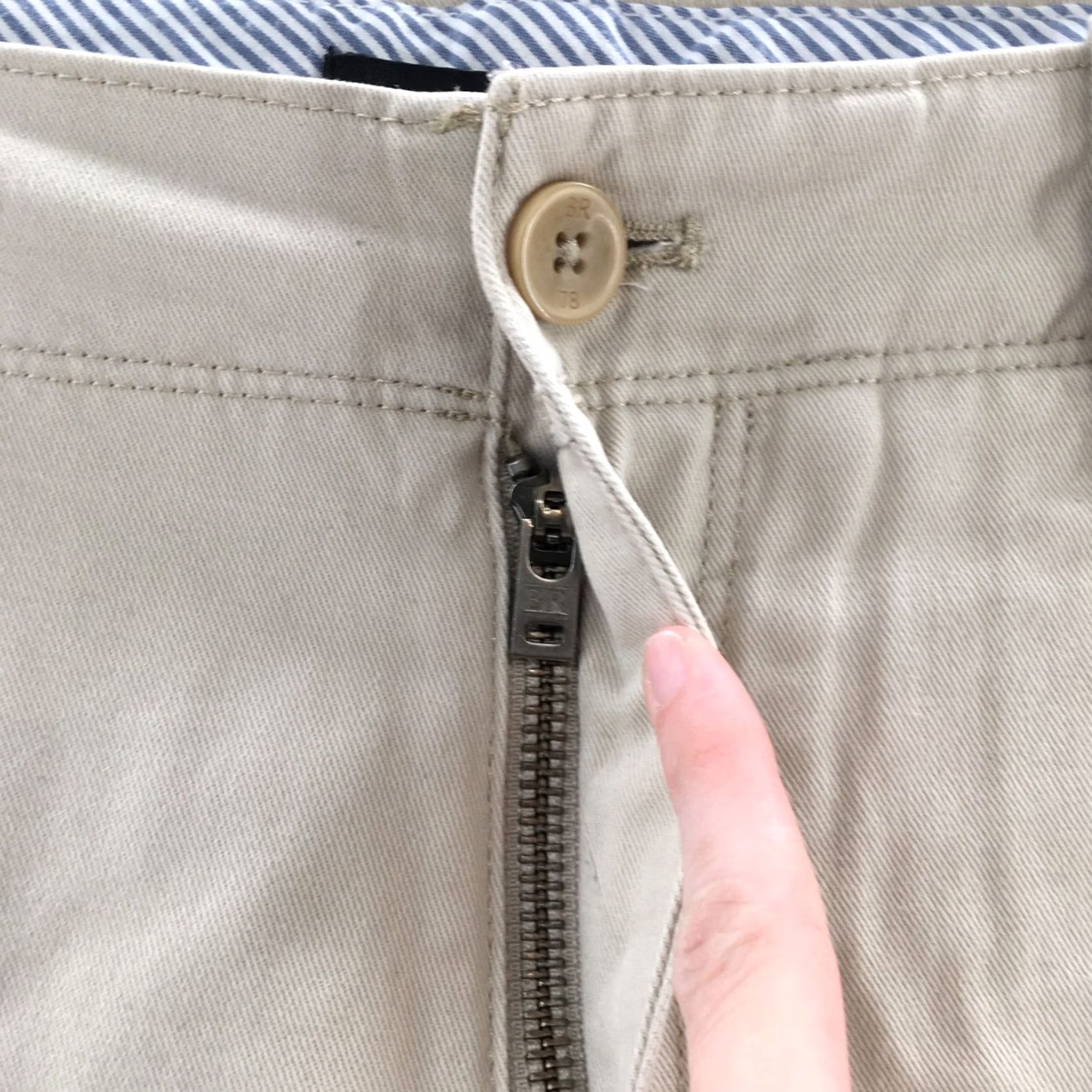 Banana Republic Banana Republic Cargo Shorts Men Beige Cotton Mid Rise Zip Fly 31 (actual 34x12) Size US 31 - 3 Thumbnail