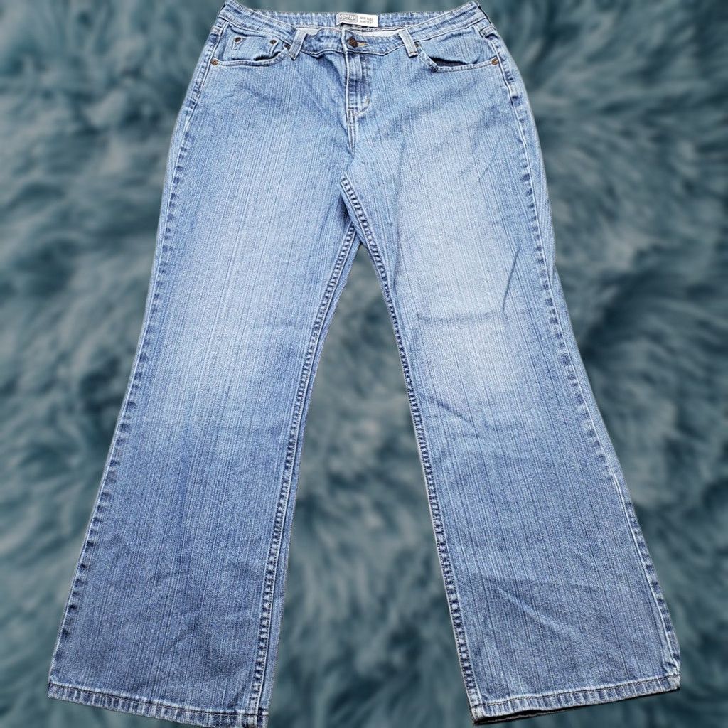 Levi's Levi's Bootcut Jeans Womens Size 14M Blue Denim Mid Rise Classic 29.25 Inseam 38.75 Outseam 5-Pocket Denim Comfort Pockets Button Zipper 29.25" Size 36" / US 14 / IT 50 - 1 Thumbnail