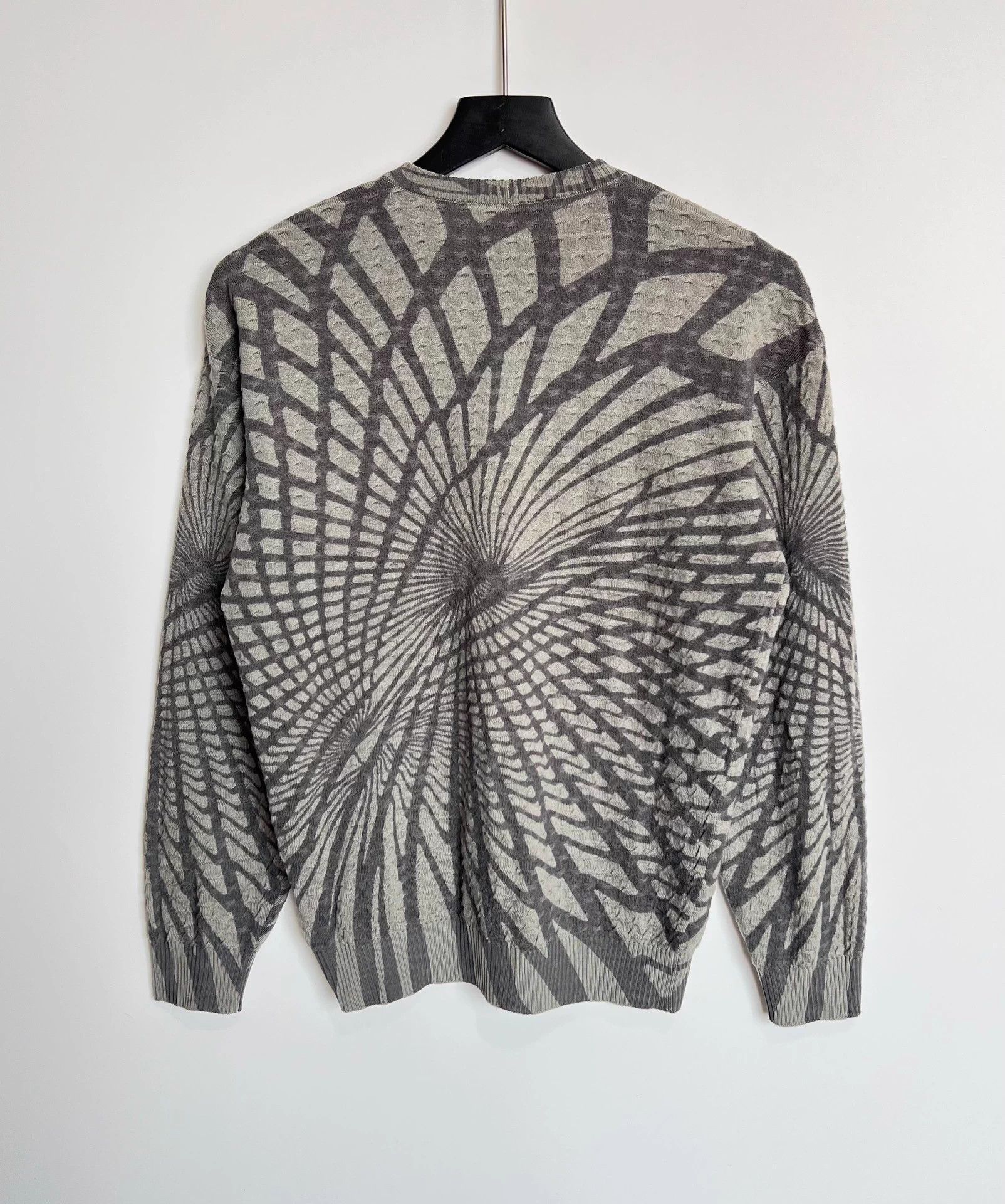 Giorgio Armani Giorgio Armani 46 98% New 100% Virgin Wool Embossed Sweater Size US S / EU 44-46 / 1 - 4 Thumbnail
