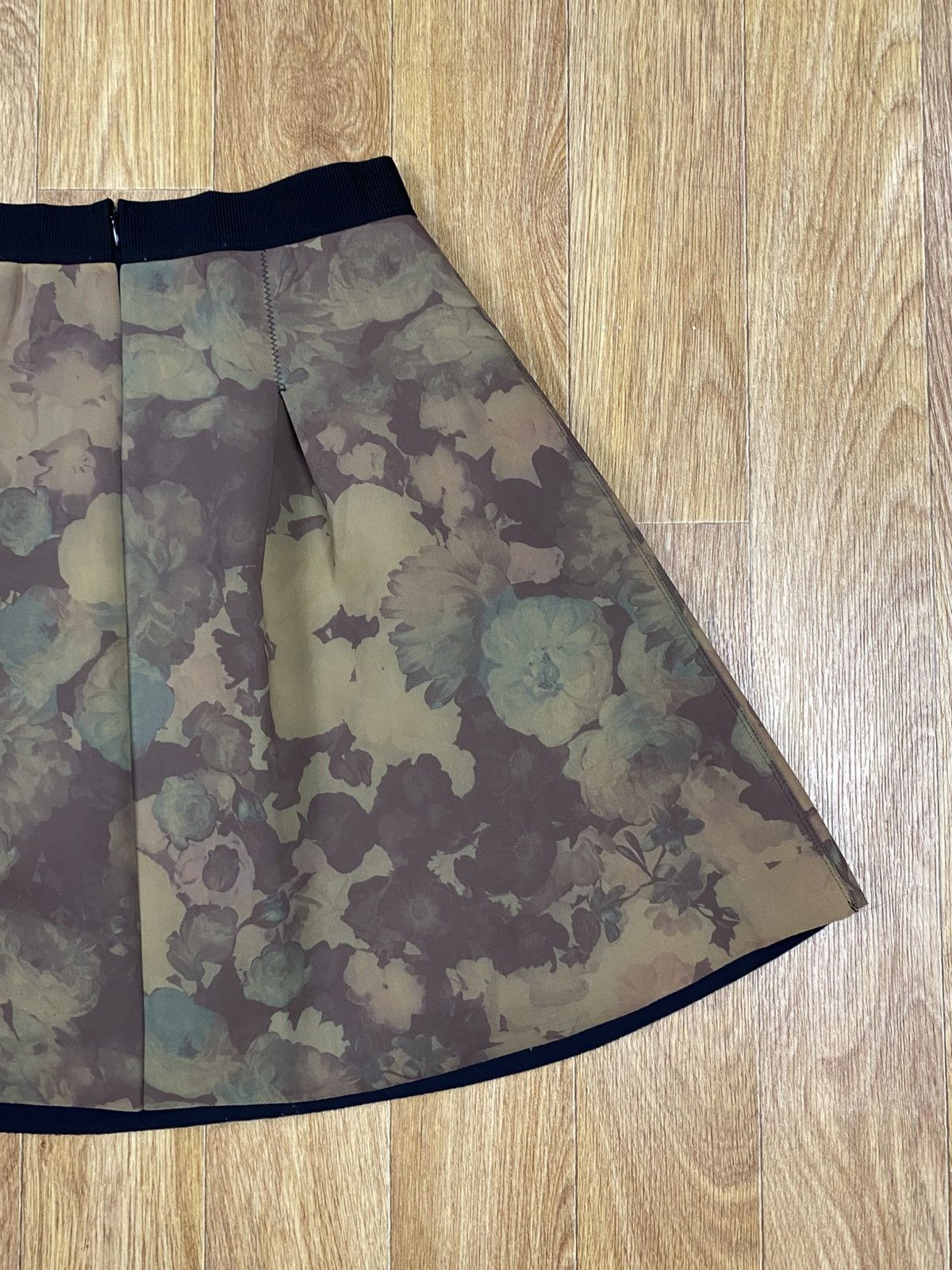 Essentiel Antwerp Essentiel Antwerp Flower Print Neoprene Skirt Size 27" / US 4 / IT 40 - 7 Thumbnail