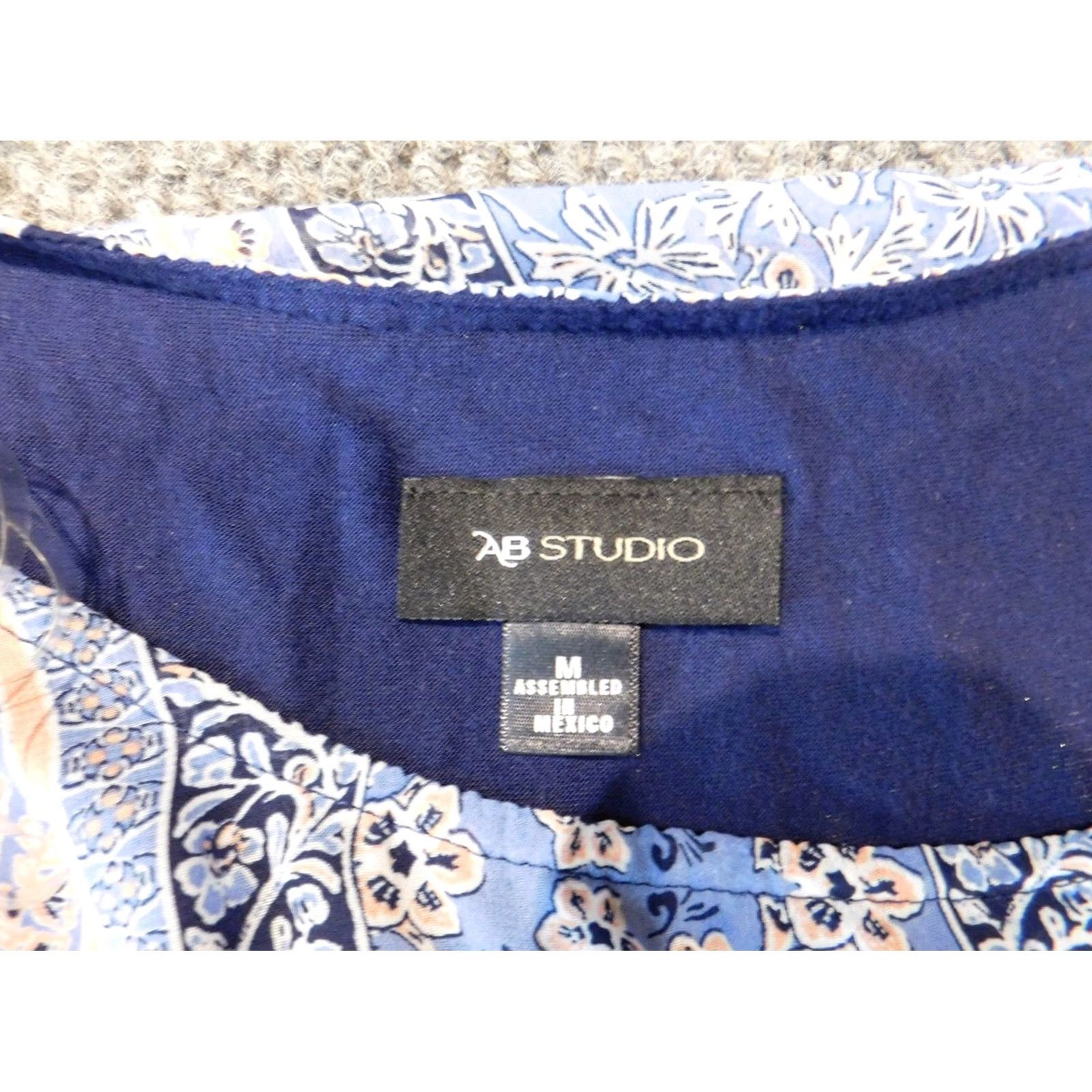 Vintage AB Studio Women Blouse M Blue Floral Short Sleeve Dolman Pullover Button Collared Polyester Stretch Regular Vneck? Size M / US 6-8 / IT 42-44 - 5 Thumbnail