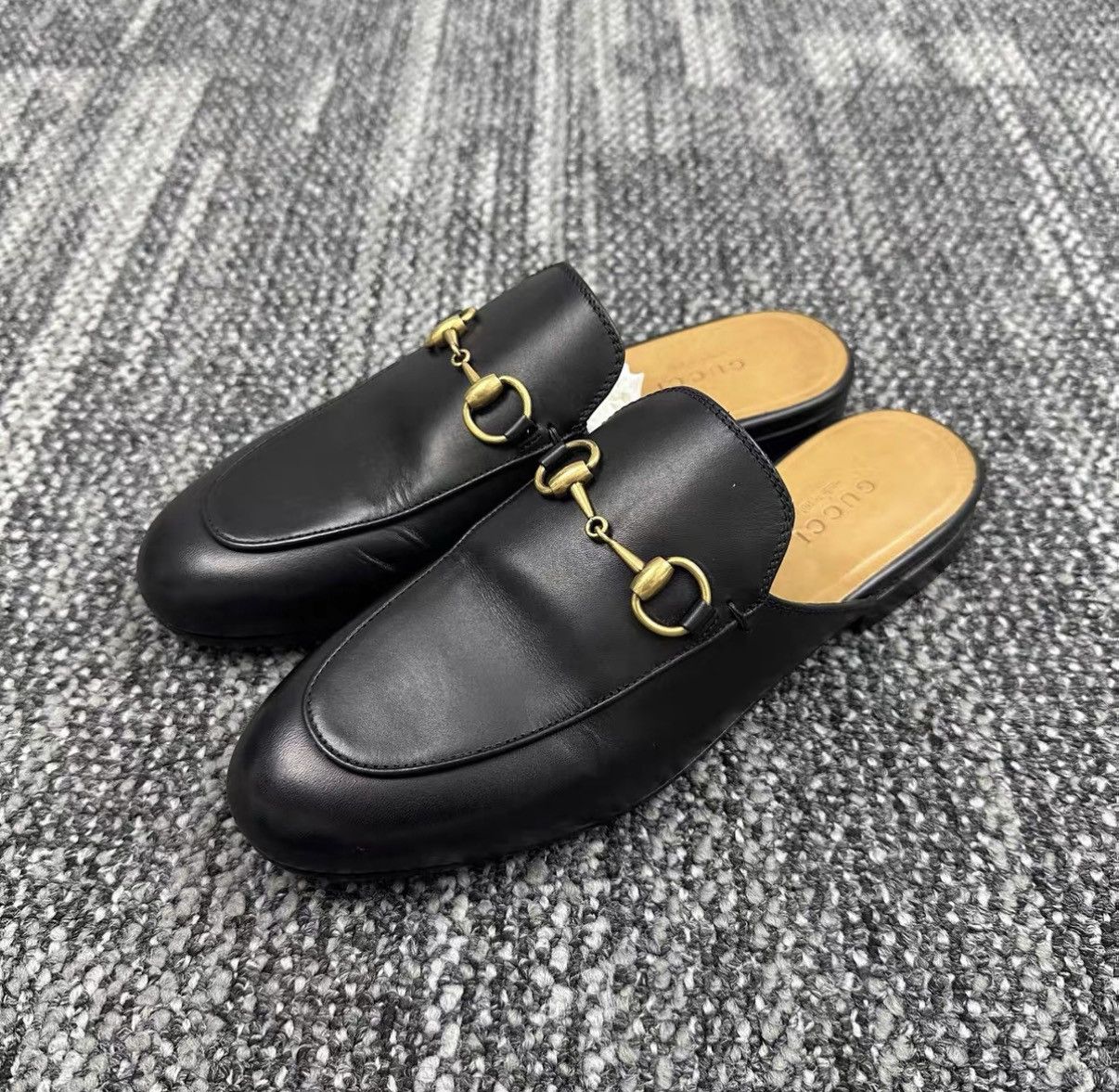 Gucci Gucci Logo Mule Slippers J42 Size US 5 / IT 35 - 1 Thumbnail