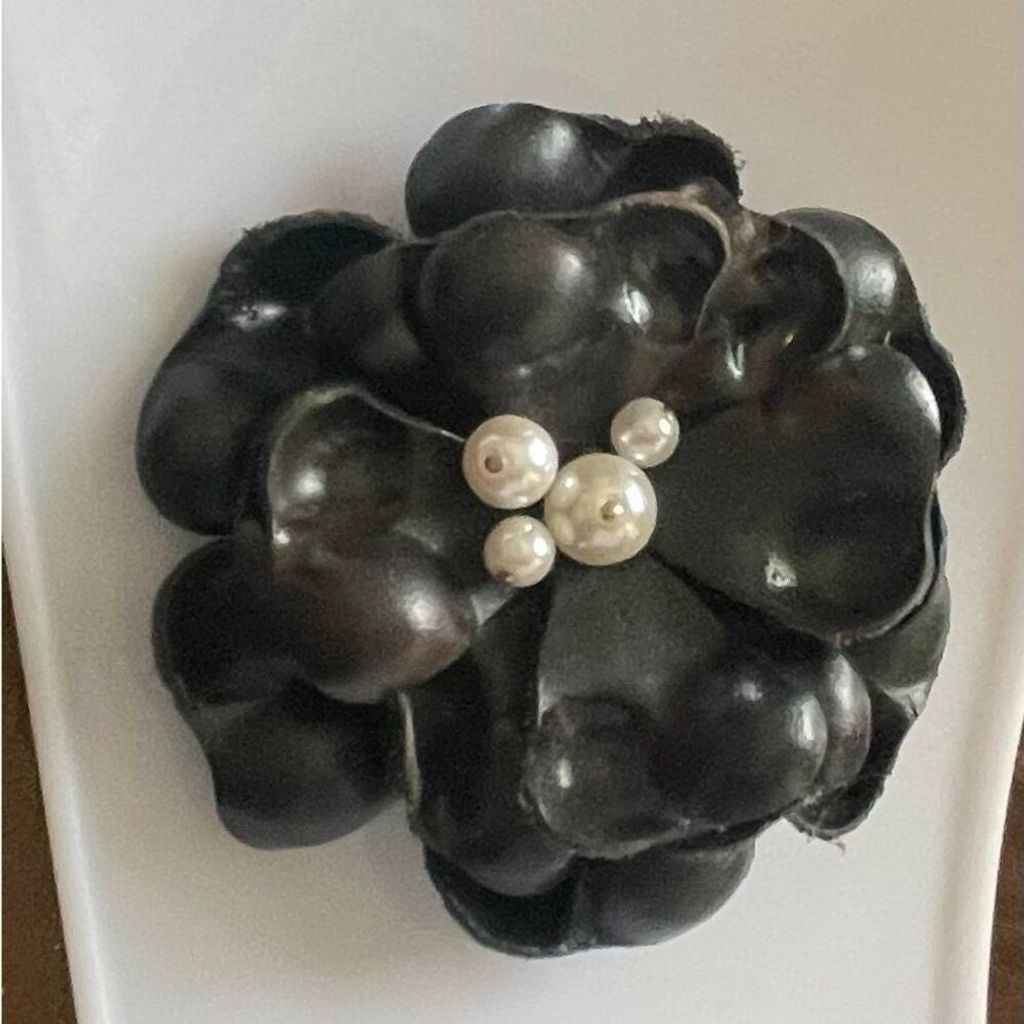 Other Vintage Black Leather Faux Pearl Floral Brooch Fashion Pin Size ONE SIZE - 5 Thumbnail