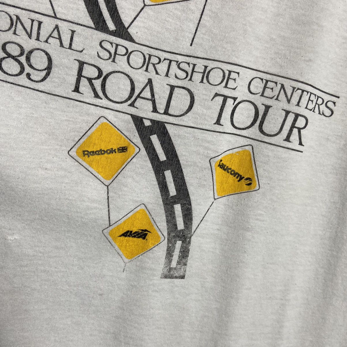 Vintage Vintage 80s Colonial Sportshoe Centers Road Tour T-Shirt Size US M / EU 48-50 / 2 - 8 Thumbnail