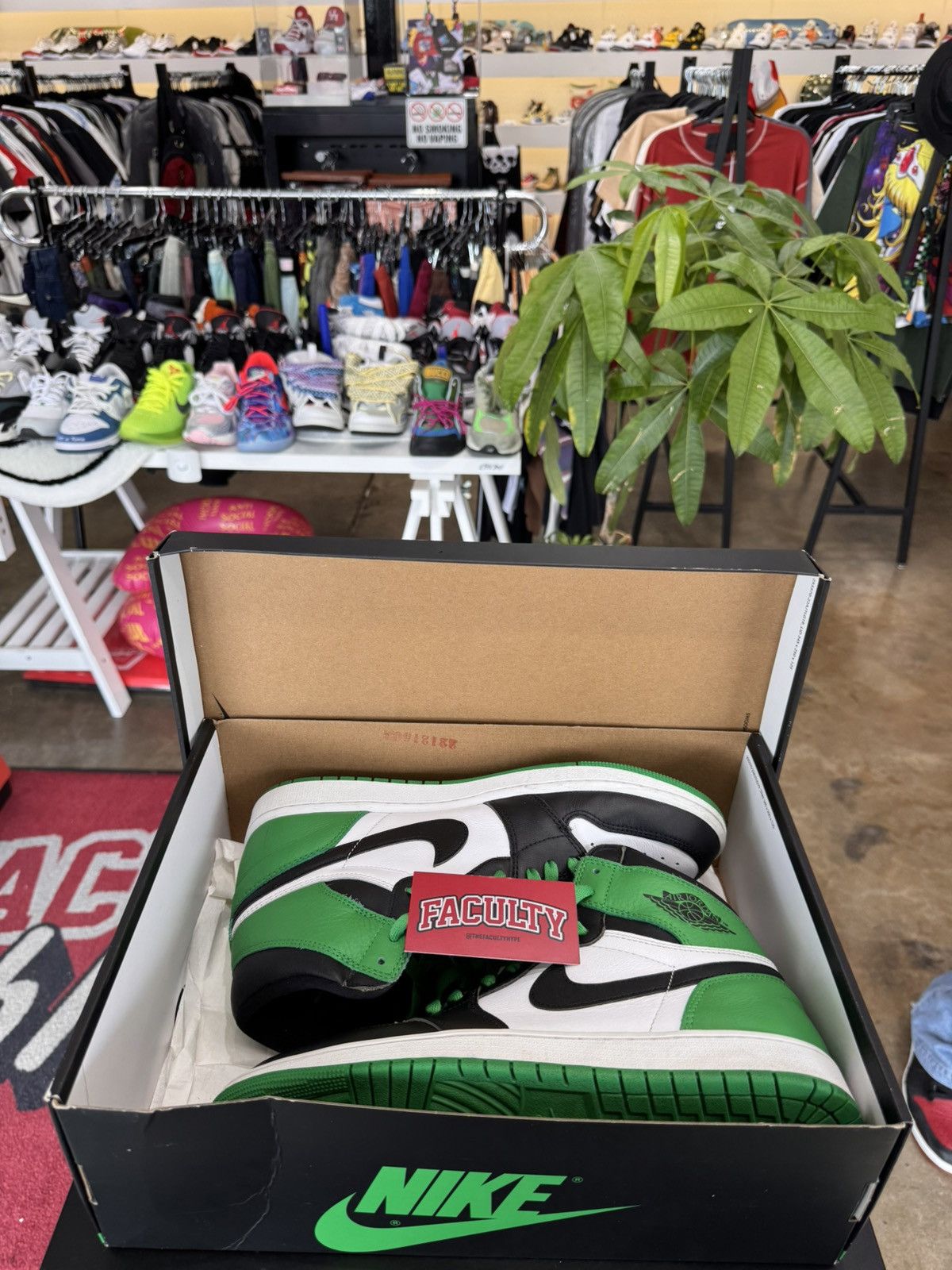 Jordan Brand Air Jordan 1 Lucky Green Size 11 (2023) Size US 11 / EU 44 - 11 Thumbnail