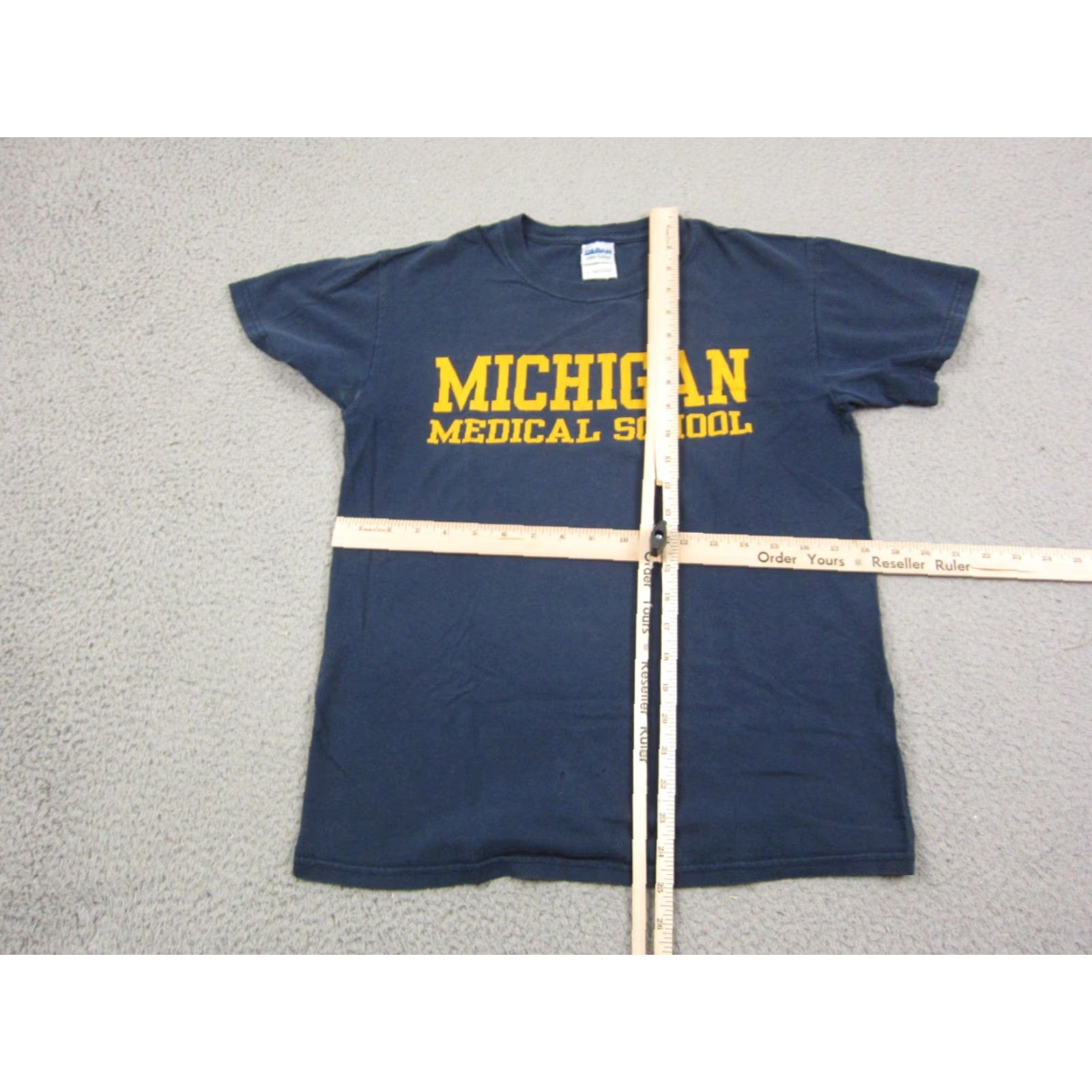 Gildan VINTAGE University of Michigan Mens Shirt Small Blue Gildan Crew Neck Short Sleeve 90s USA Wolverines Shirt Mens Blue University 90s Size US S / EU 44-46 / 1 - 6 Thumbnail