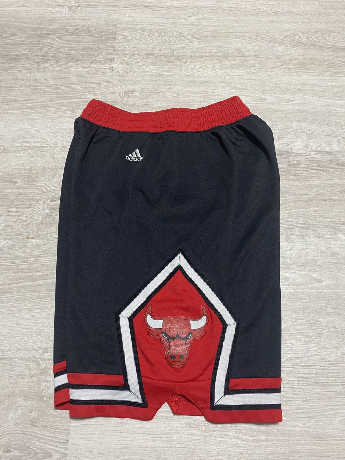 Adidas Chicago Bulls Shorts NBA Adidas size M 34” Size US 34 / EU 50 - 2 Thumbnail