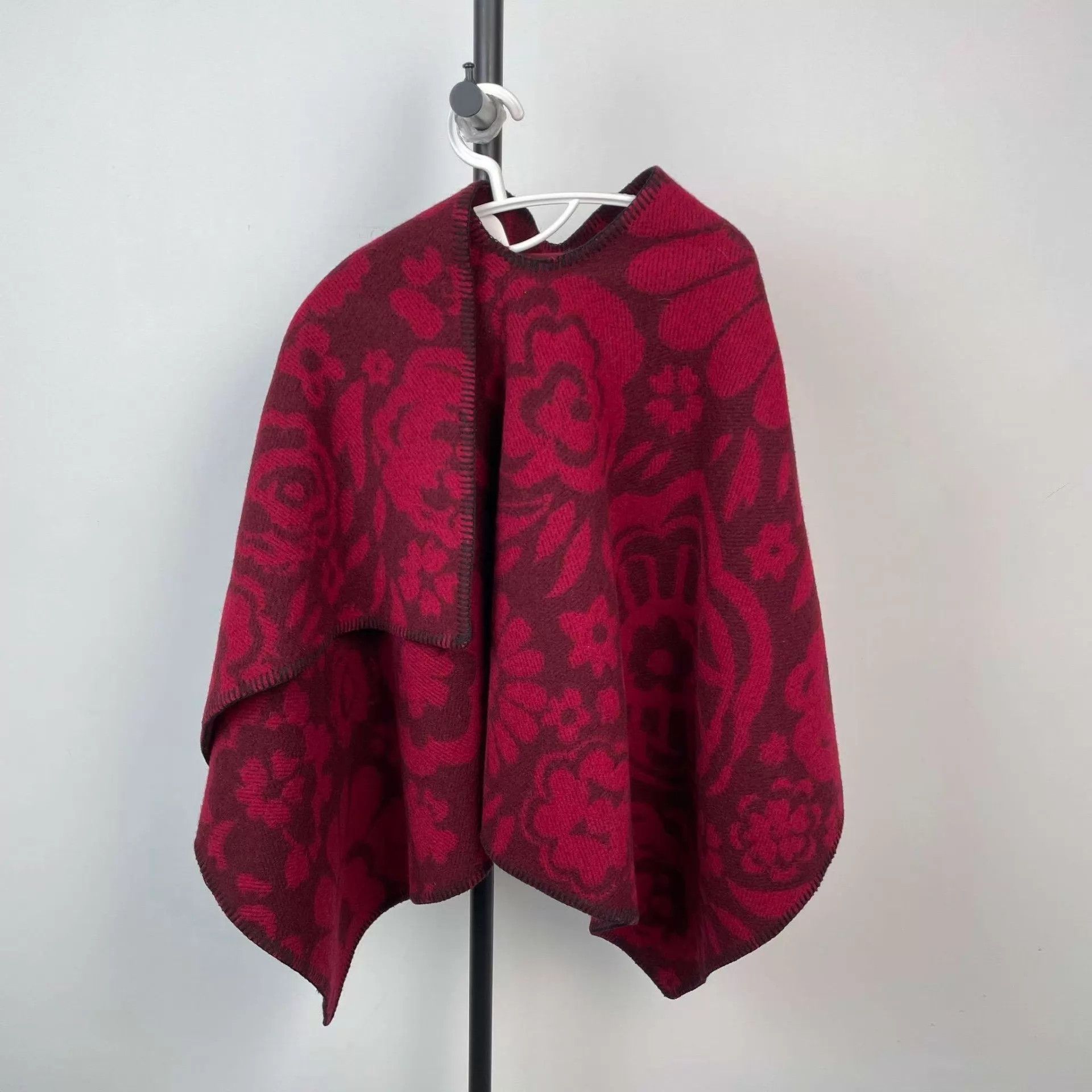 Burberry Burberry Red Cape 260221CXHAB32 Size ONE SIZE - 2 Thumbnail