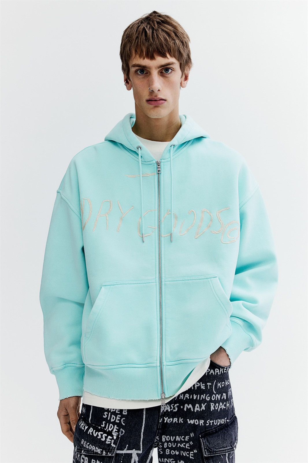 H&M × Jean-Michel Basquiat × Who Decides War WHO DECIDES WAR x BASQUIAT x H&M OVERSIZED FIT HOODED COTTON Size US M / EU 48-50 / 2 - 8 Thumbnail