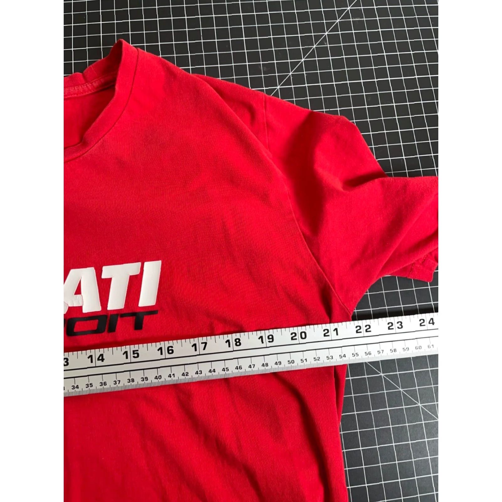 Vintage VINTAGE Ducati Men’s Graphic Print T-Shirt XL Adult Red Cotton Short Sleeve City Cars Official Size US XL / EU 56 / 4 - 5 Thumbnail