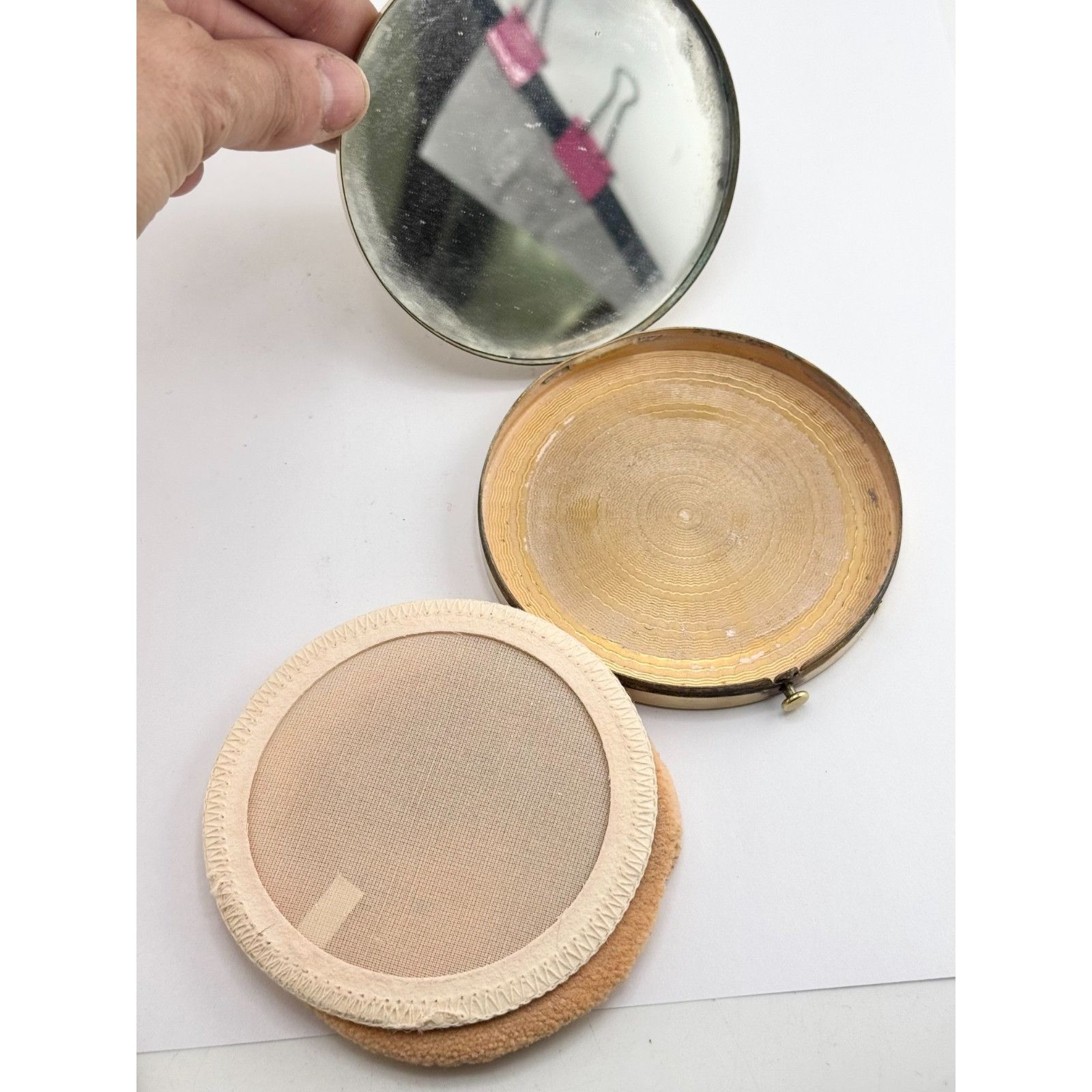 Vintage Vintage compact by Columbia Fifth Ave round compact Size ONE SIZE - 6 Thumbnail