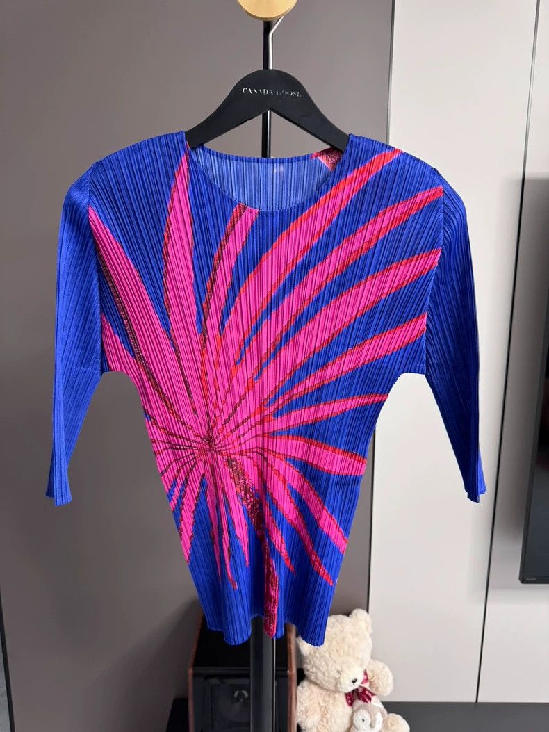 Issey Miyake Issey Miyake size:3 Blue red spider lily pleated short-sle Size S / US 4 / IT 40 - 1 Thumbnail