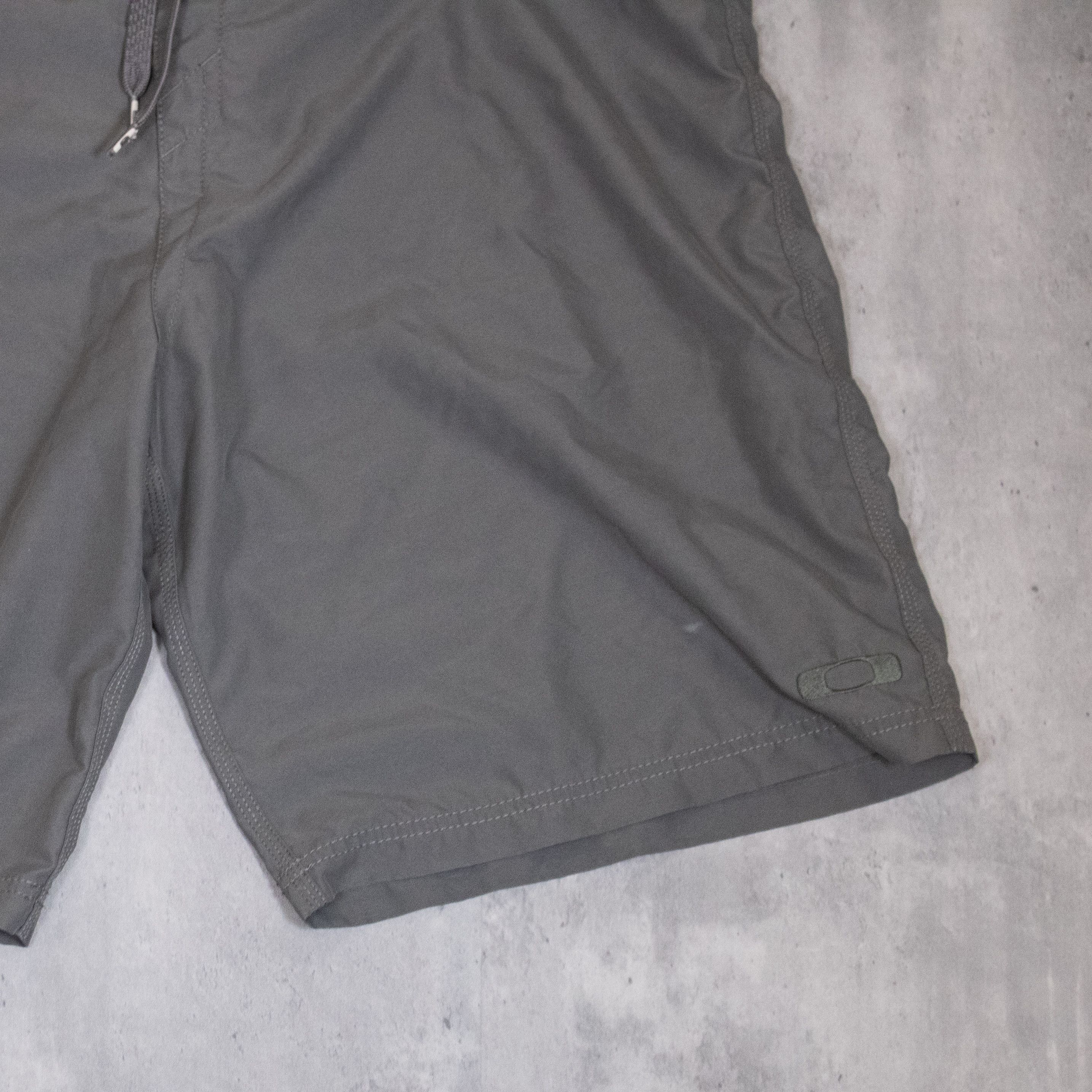 Vintage VTG Y2K 2000's Oakley Crazy Baggy Cargo Grey Water Shorts Size US 40 / EU 56 - 6 Thumbnail