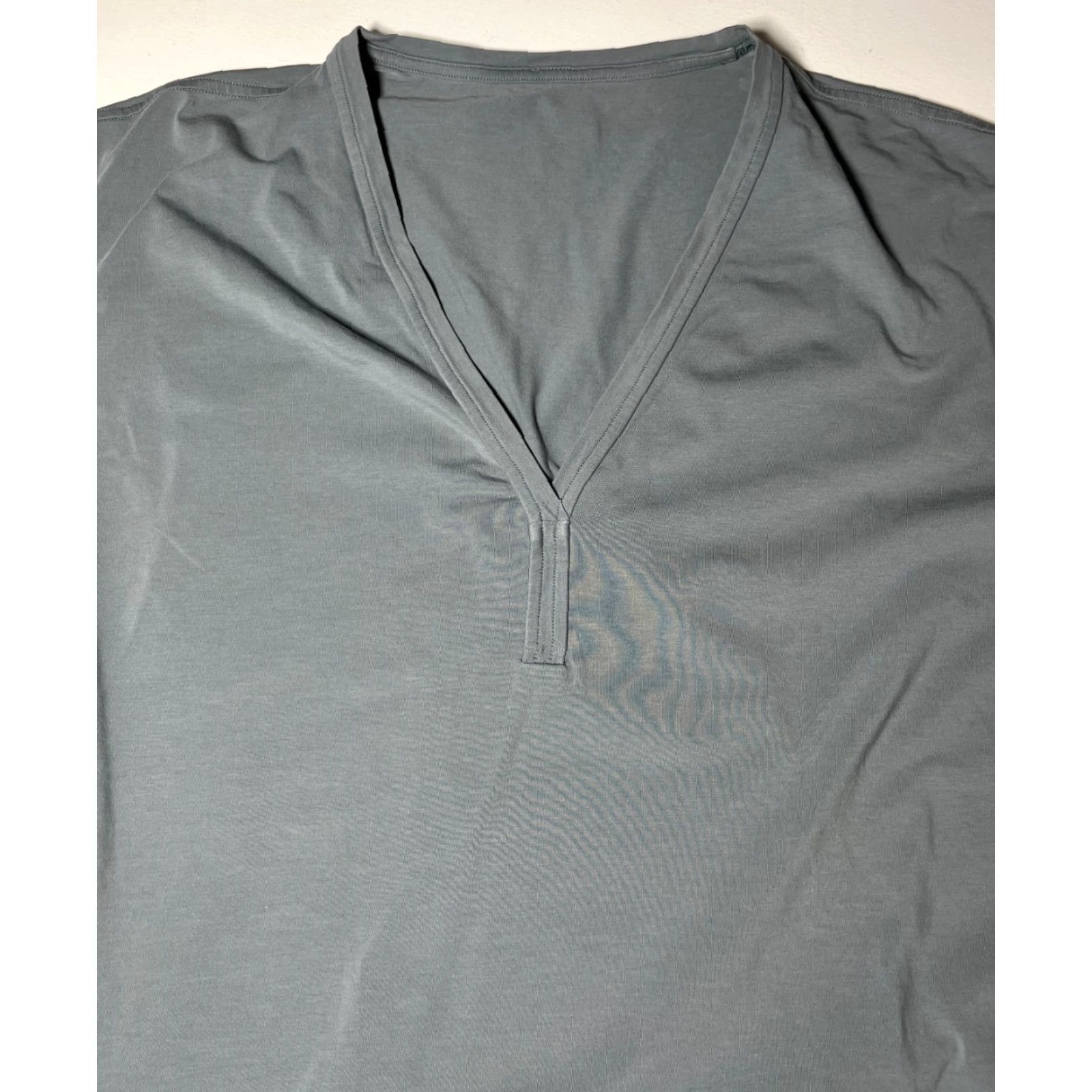 Lululemon VINTAGE Women's Lululemon Back In Action V-Neck Long-Sleeve Shirt L gray City Athleisure Shirts Womens Size L / US 10 / IT 46 - 4 Thumbnail