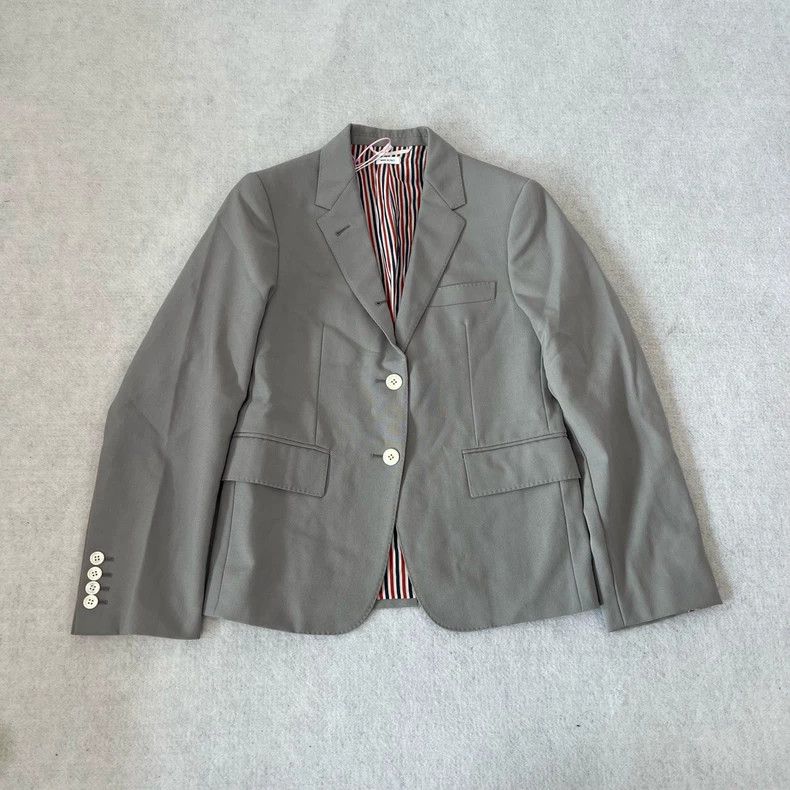 Thom Browne Thom BrowneA gray suit with stripes inside 2503-Nextarrow Size 40R - 1 Thumbnail