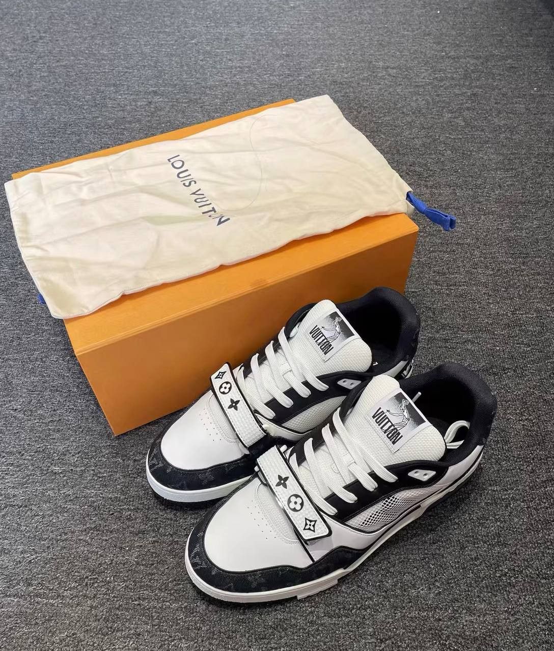 Louis Vuitton LV Trainer sneakers black and white with velcro Size US 10.5 / EU 43-44 - 4 Thumbnail
