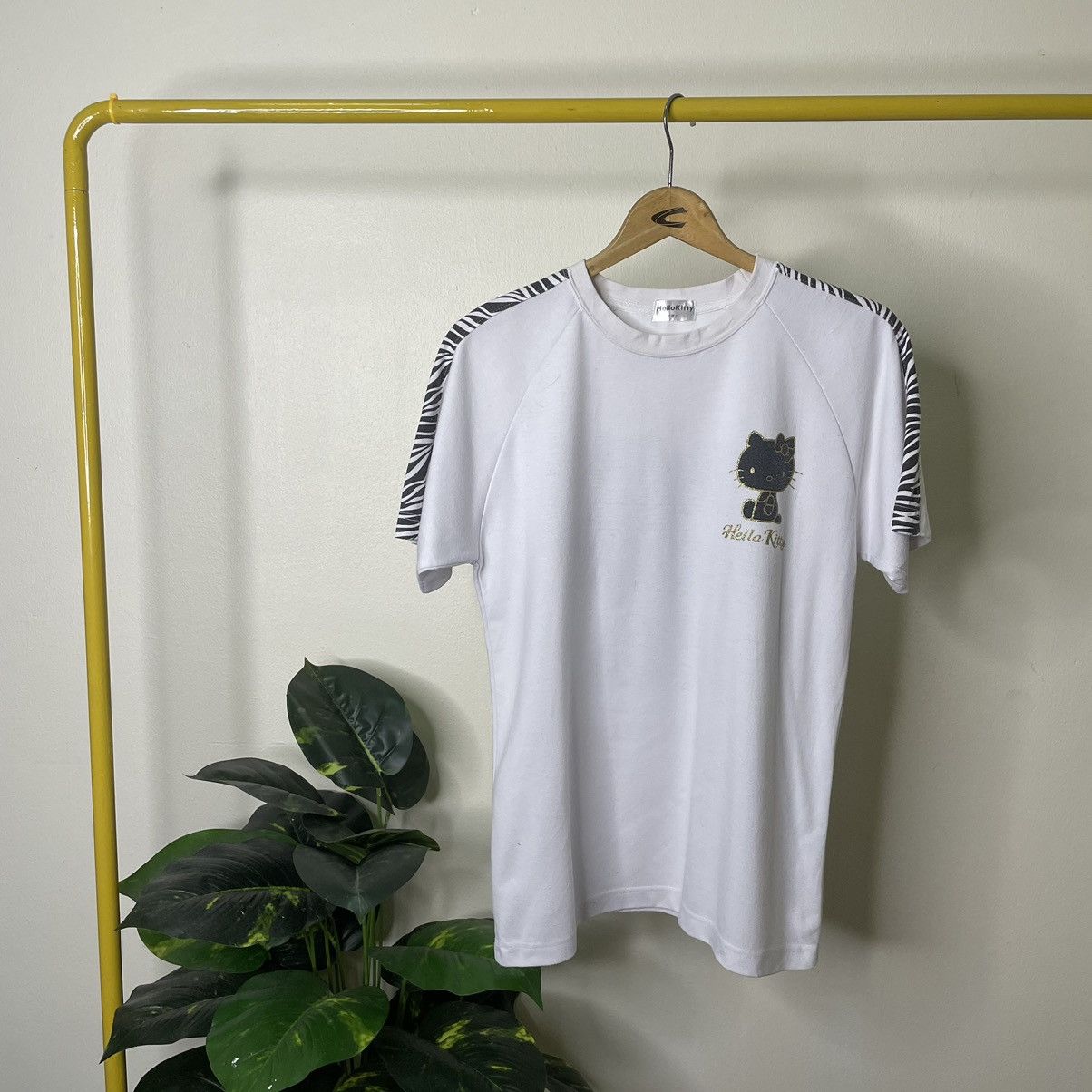 Anime × Japanese Brand × Vintage Vintage Hello Kitty Backhit T Shirt Size US M / EU 48-50 / 2 - 5 Thumbnail