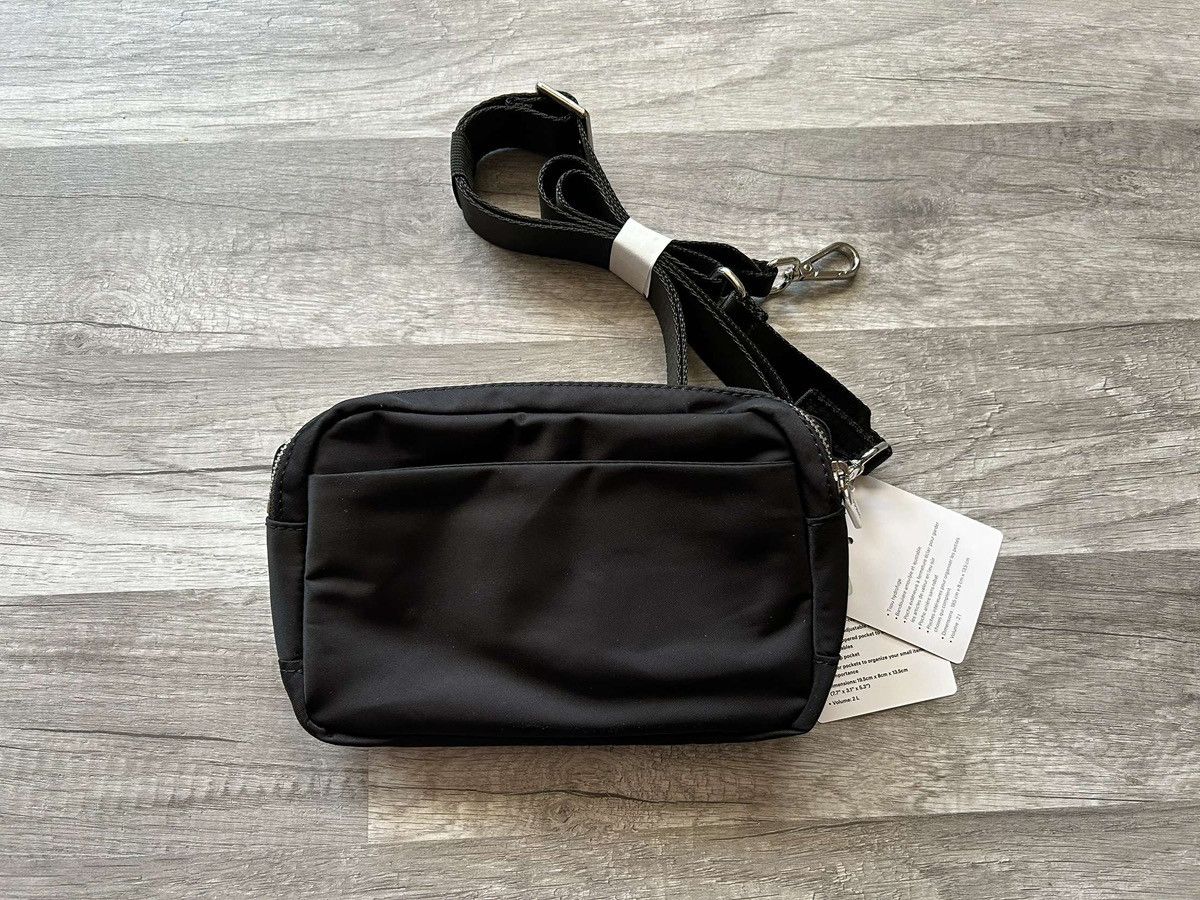 Lululemon Lululemon Everywhere Crossbody Bag Black New With Tags 2L Size ONE SIZE - 2 Thumbnail