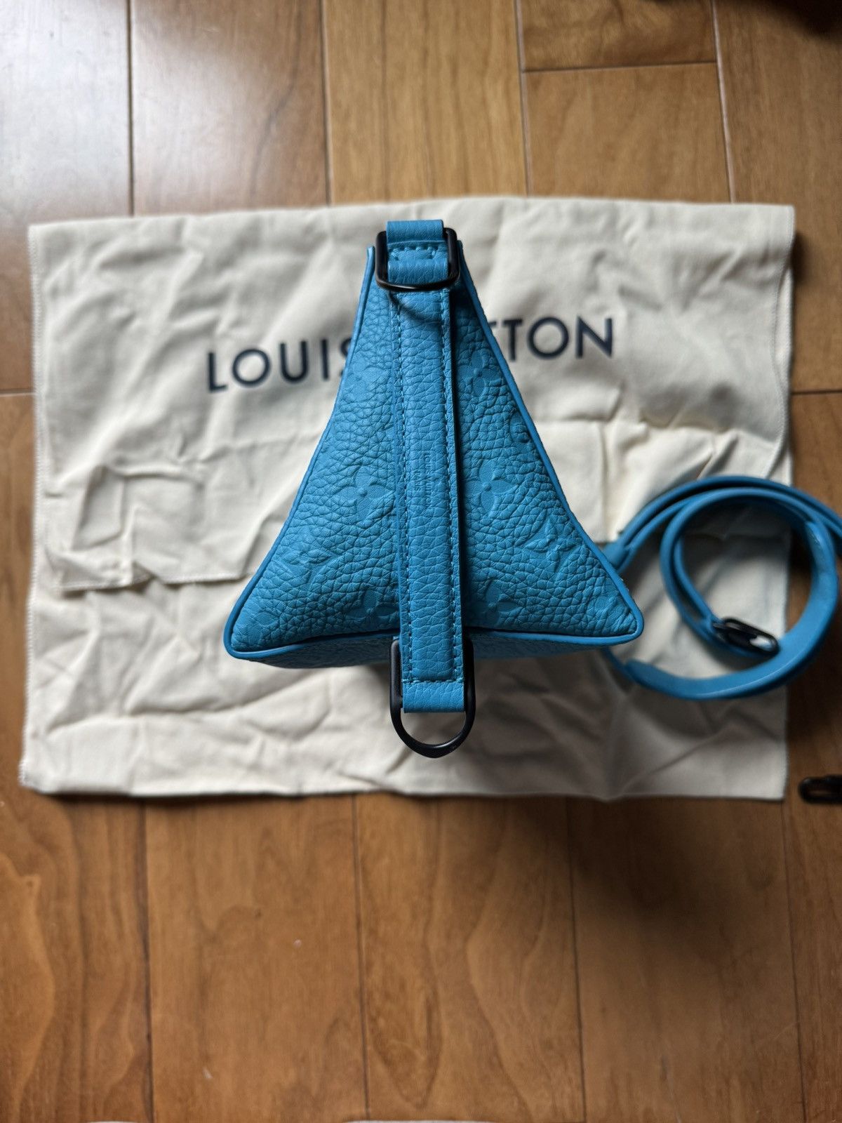 Louis Vuitton Like new Triangle Messenger (Spring 2020) Size ONE SIZE - 3 Thumbnail