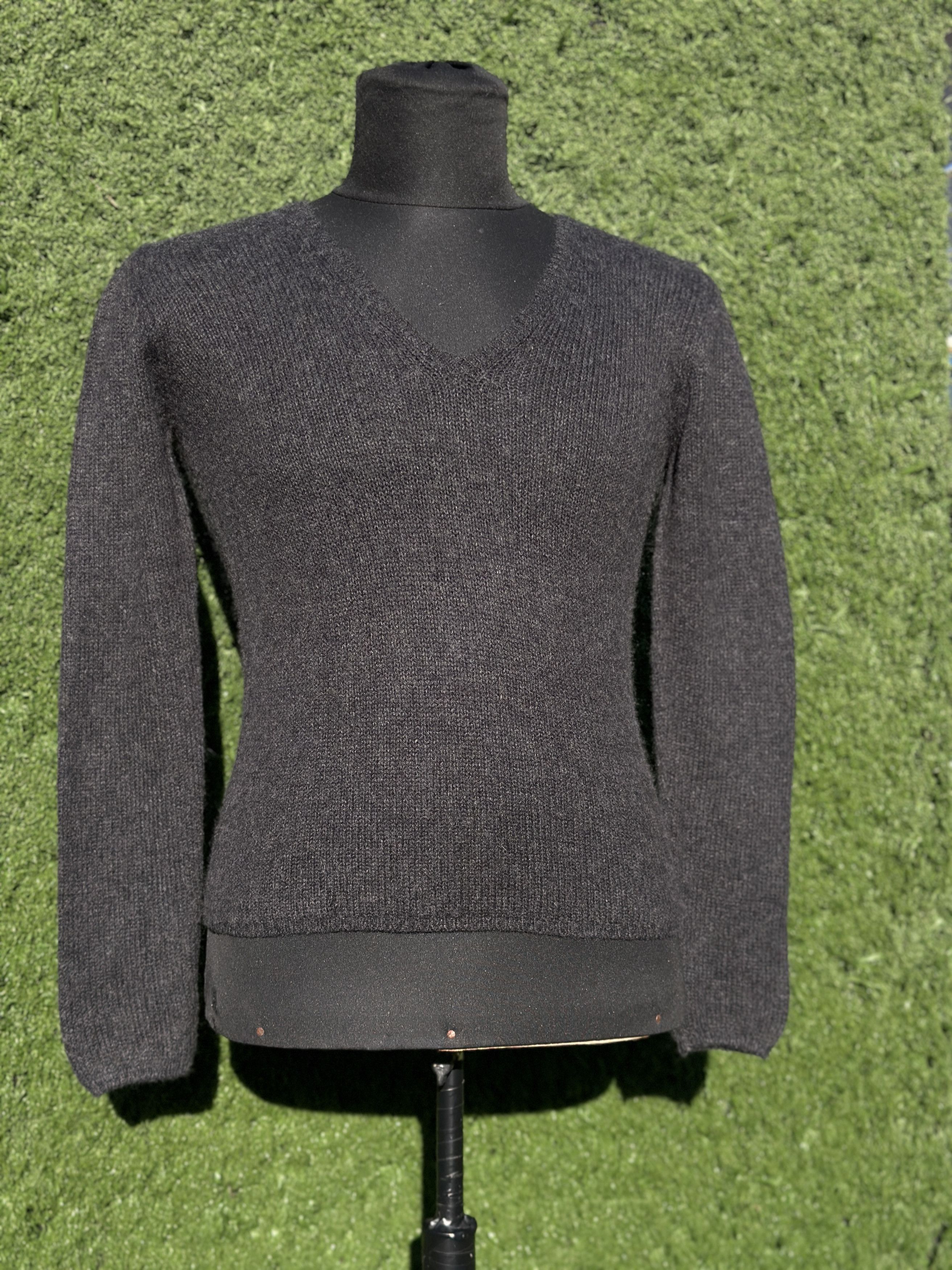 Prada Prada 100% Cashmere V-Neck Slim Knit Sweater Size 40 IT Size S / US 4 / IT 40 - 1 Thumbnail