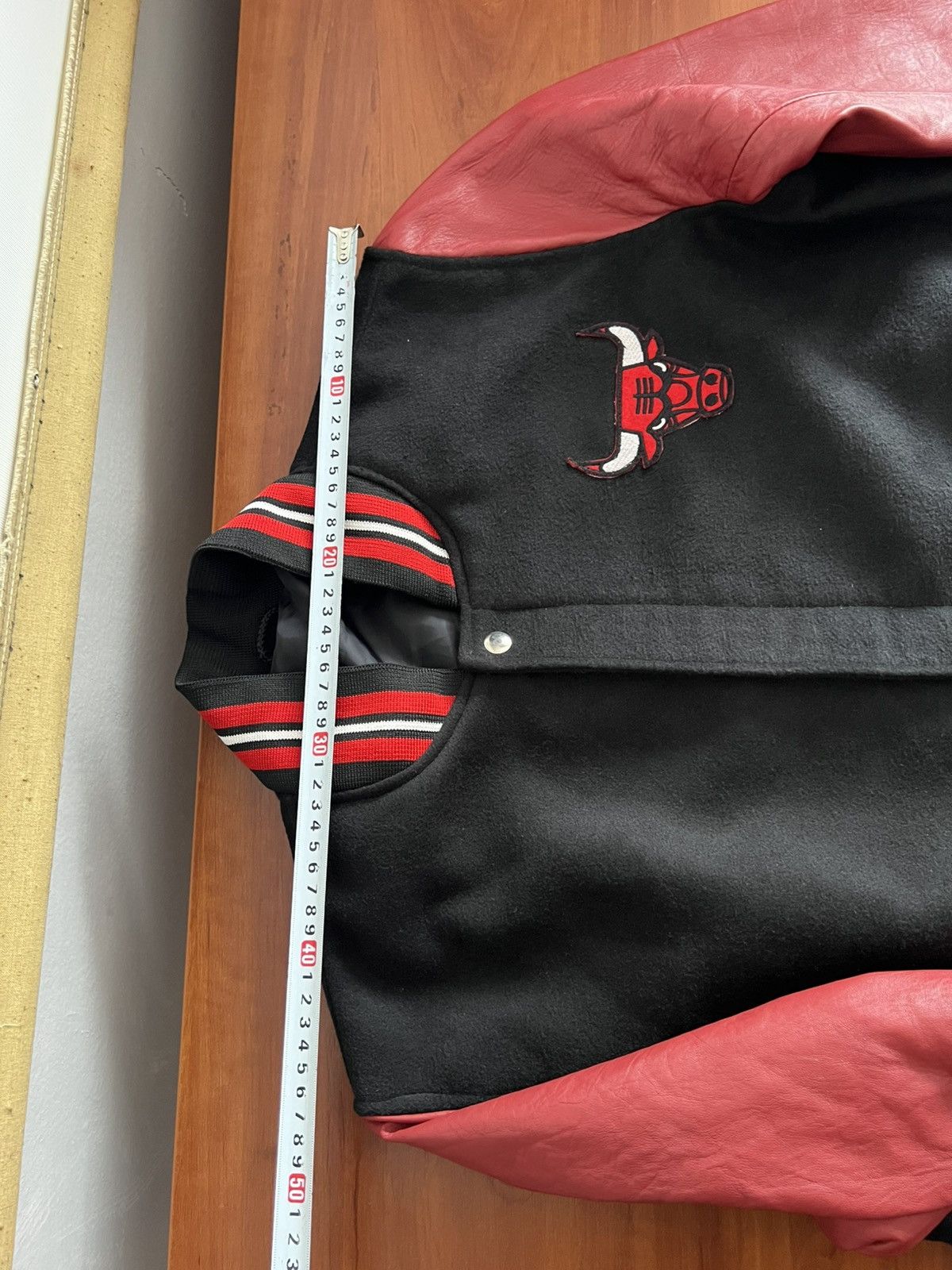 NBA 90’S CHICAGO BULLS VINTAGE MENS ZIP WOOL/LEATHER BOMBER SZ M Size US M / EU 48-50 / 2 - 16 Thumbnail