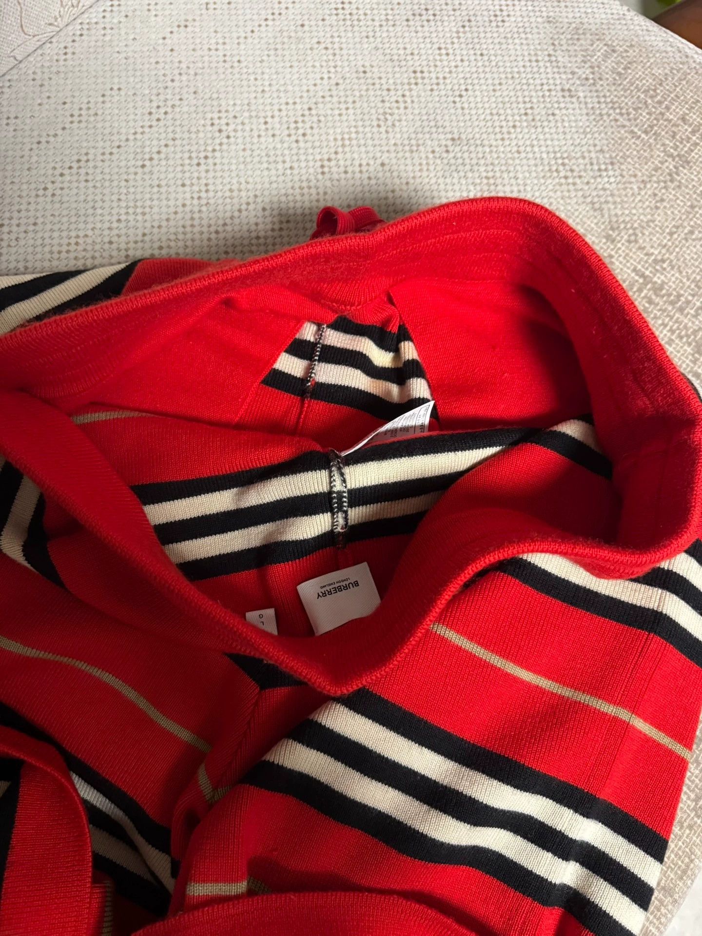Burberry Burberry short like new with minor juice stain Size US 34 / EU 50 - 7 Thumbnail