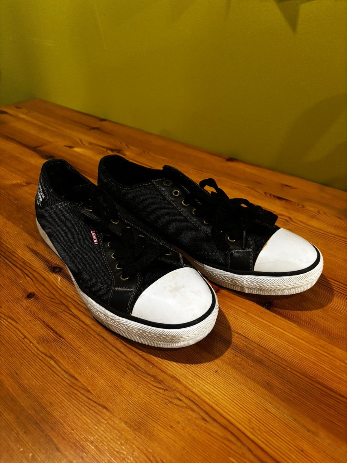 Levi's Men’s canvas sneakers Size US 11 / EU 44 - 1 Thumbnail