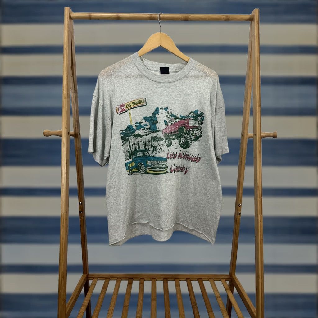 Fruit Of The Loom VTG Les Schwab Tires Tracks Burnout Paper Thin Boxy T-Shirt XL Heather Gray Mens T-Shirt XL Burnout Distressed Vintage Boxy Fit Shirt Size US XL / EU 56 / 4 - 1 Thumbnail
