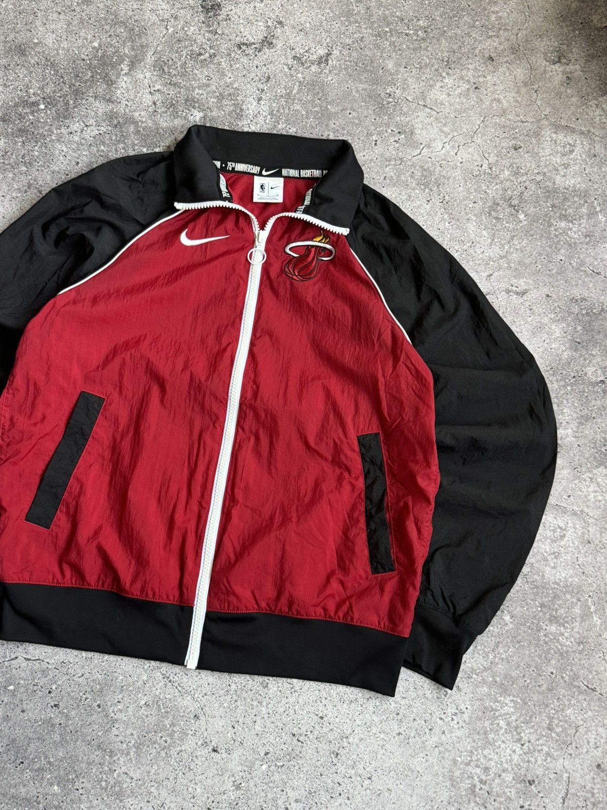 Nike Vintage Nike Miami Heat NBA nylon hoodie jacket Size US M / EU 48-50 / 2 - 4 Thumbnail