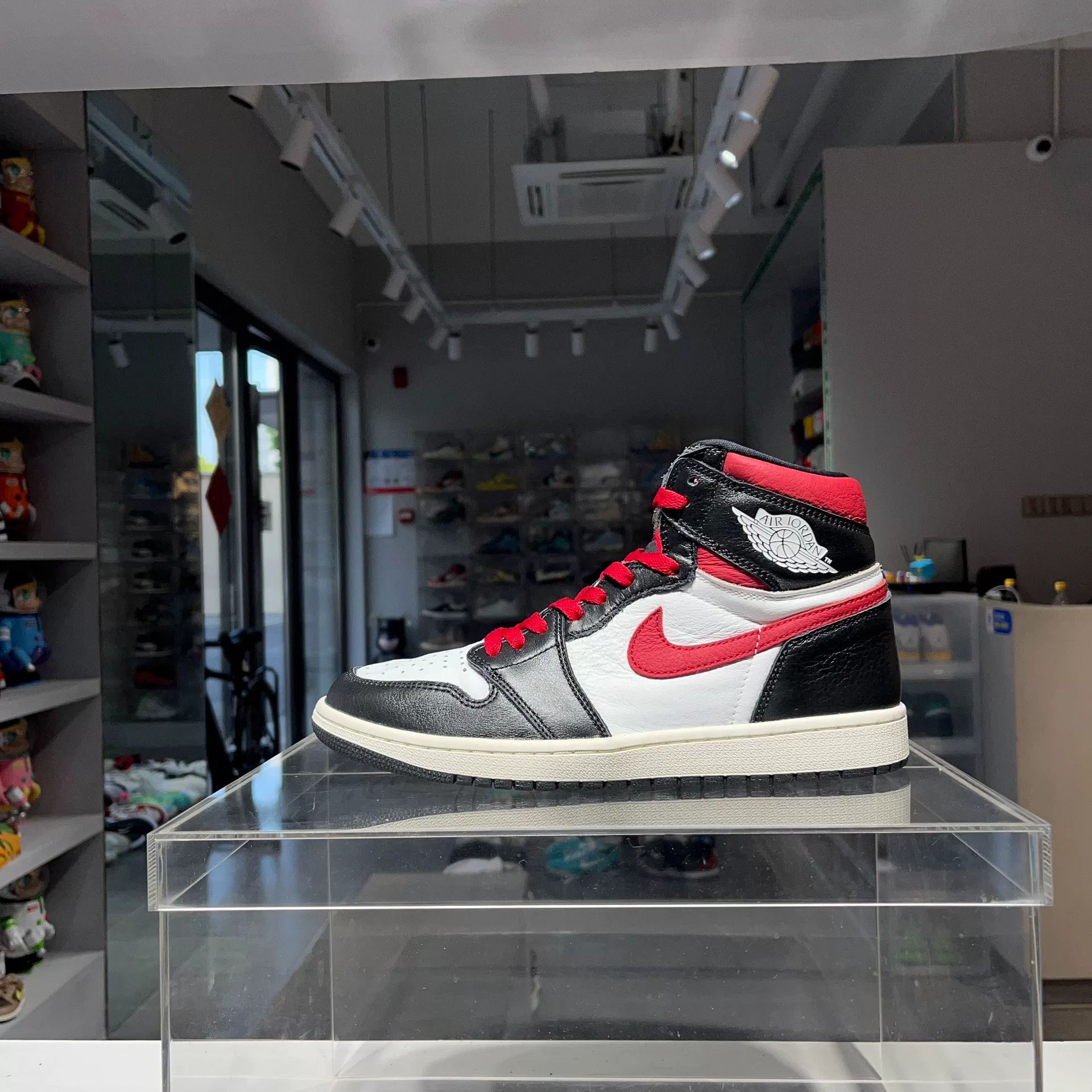 Nike Nike Red Lowtop Sneakers 42 Men Size US 9 / EU 42 - 1 Thumbnail