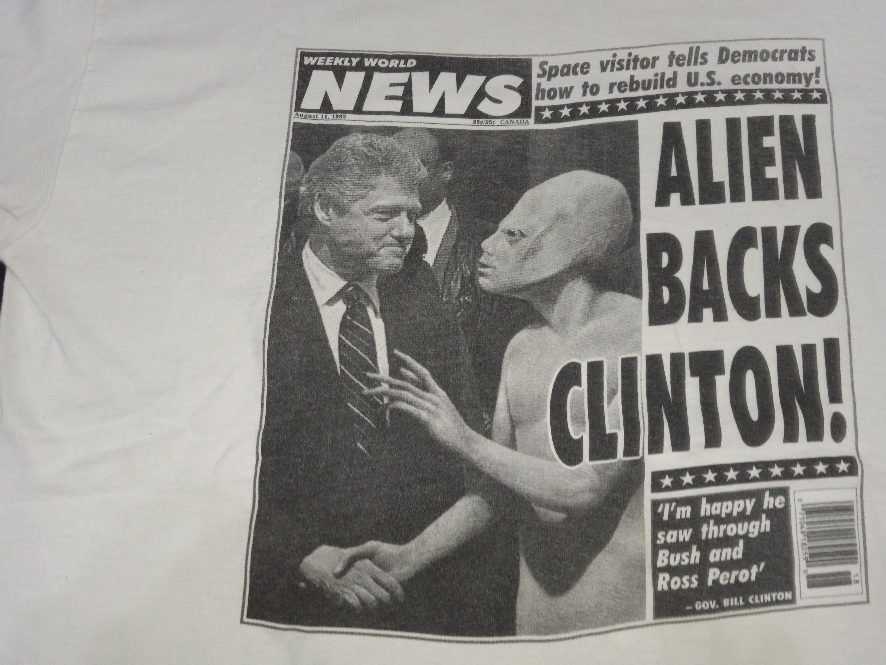 Vintage Vintage 90s Alien Backs Clinton Newspaper T-Shirt Size US XL / EU 56 / 4 - 4 Thumbnail