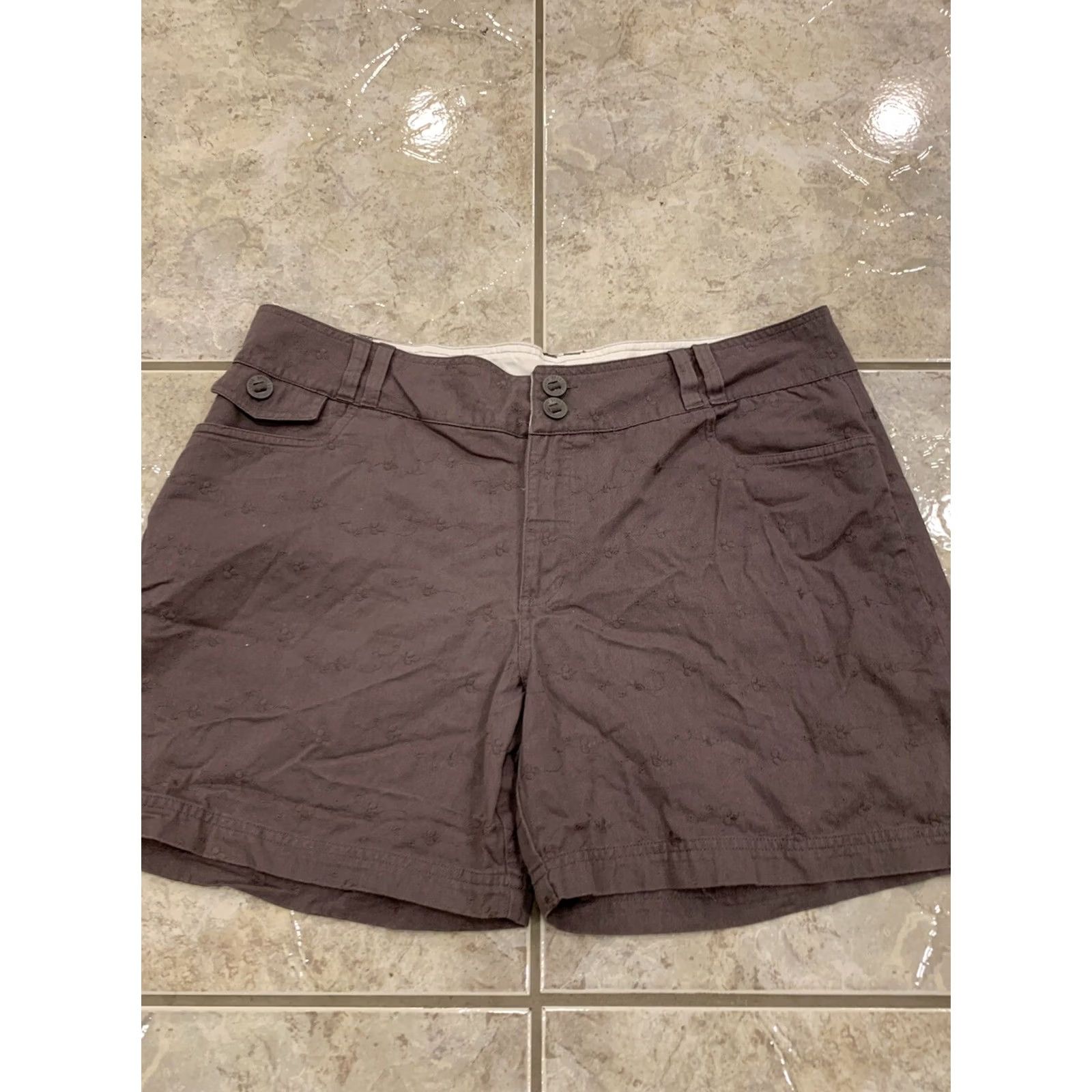 Vintage Columbia Women's Shorts 5.5" Inseam Gray Floral Embroidered Chino Casual Walking Hiking Bedtime Not Applicable Size 38" / US 16 / IT 52 - 2 Thumbnail