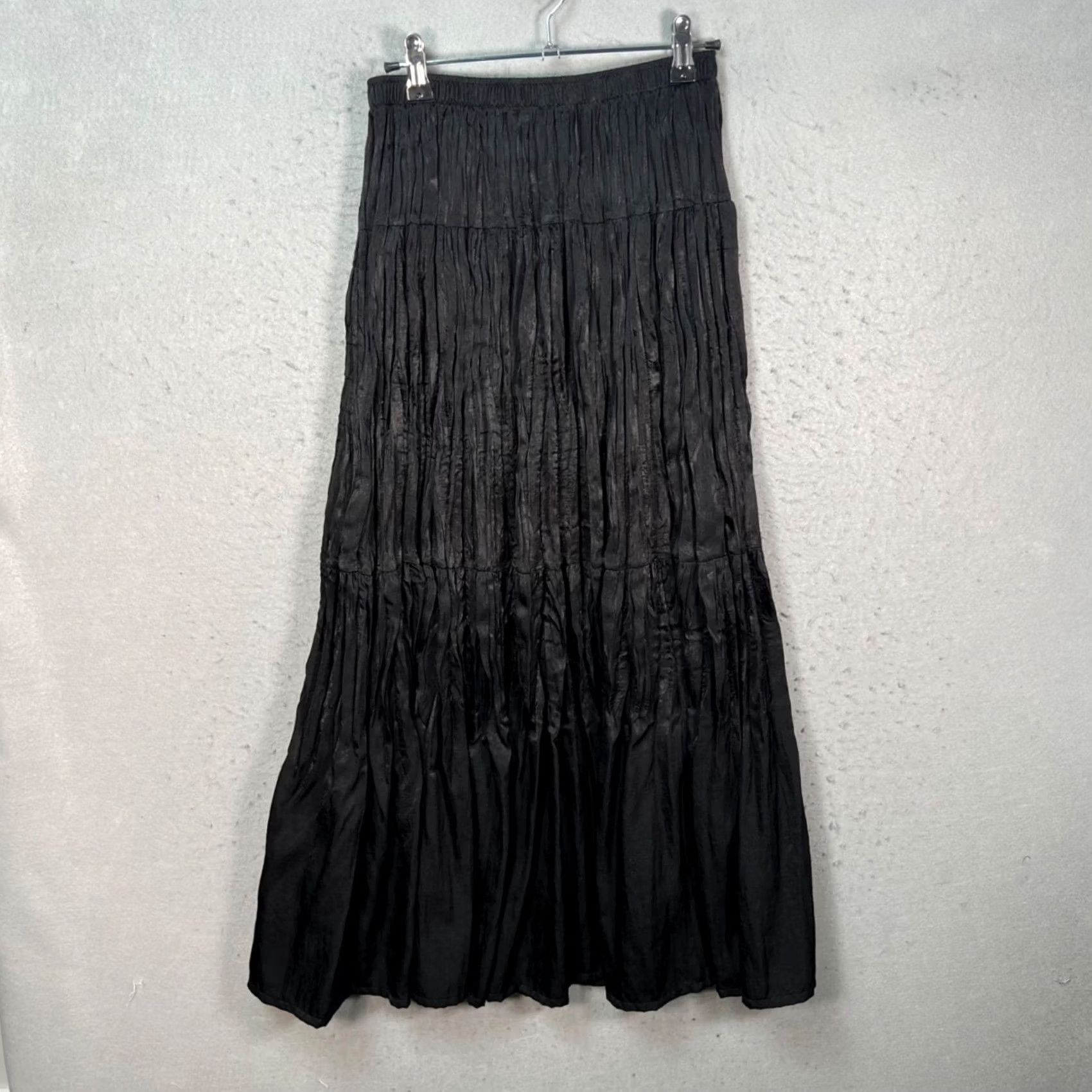 Uniqlo Uniqlo Skirt Maxi Womens Small Black Tiered Elastic Waist Midi 65% Polyester Casual Holiday 90s? Size 28" / US 6 / IT 42 - 2 Thumbnail