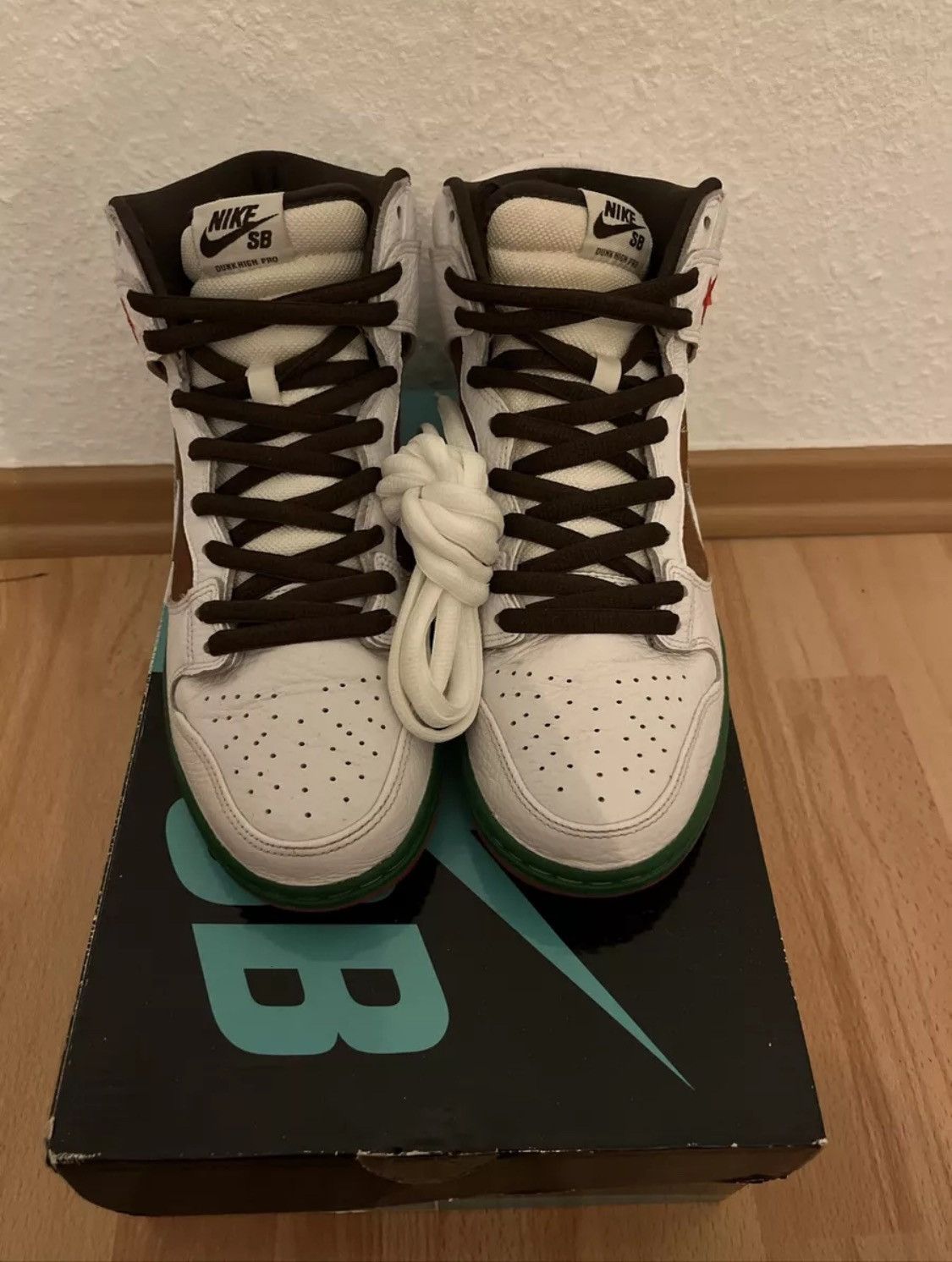 image of Iconic Nike Sb Dunk „Cali“ Shoes in White, Men's (Size 10)