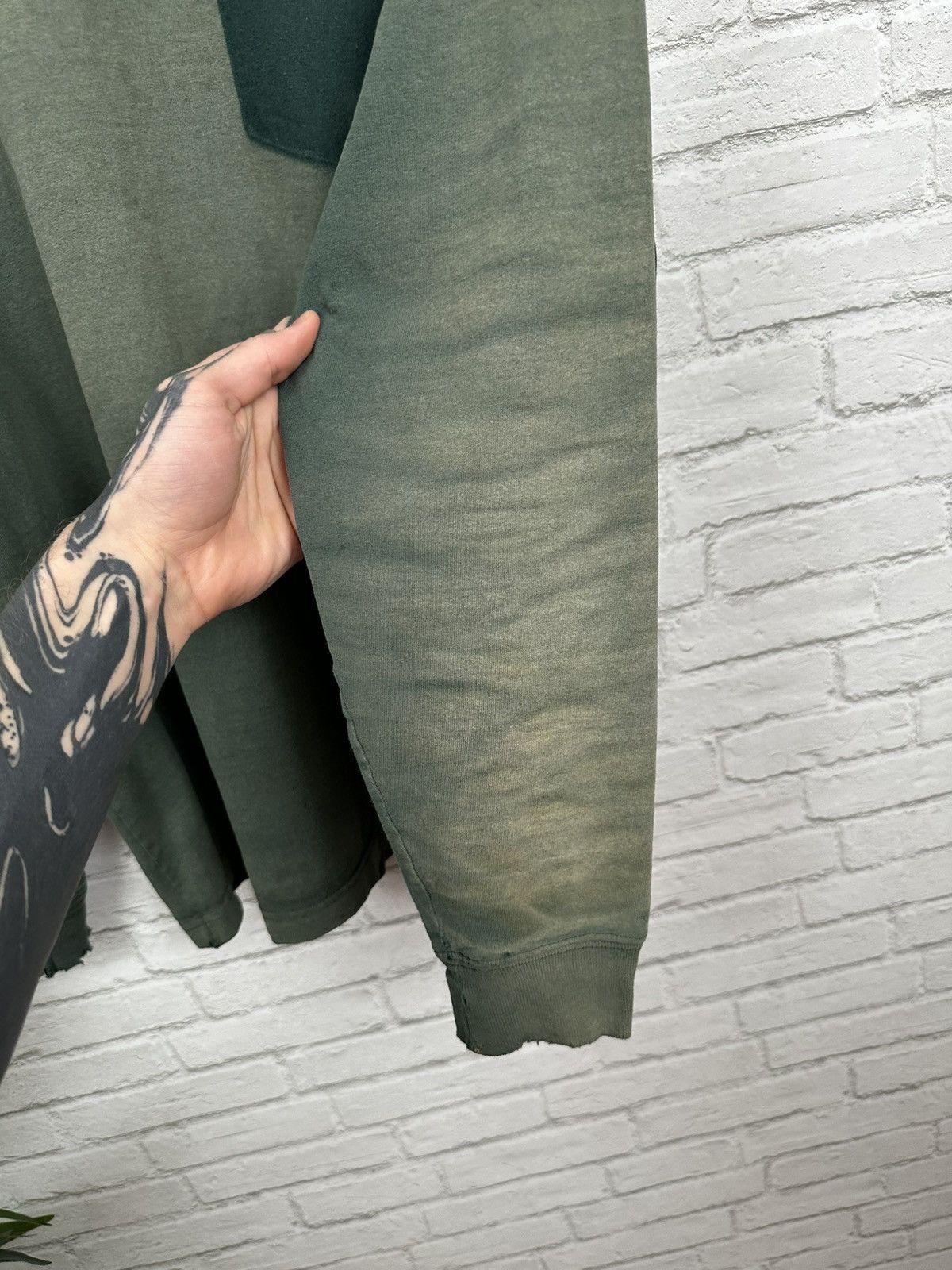 Carhartt (M) BEAUTIFUL FADED THRASHED Carhartt Longsleeve Tee Size US M / EU 48-50 / 2 - 9 Thumbnail