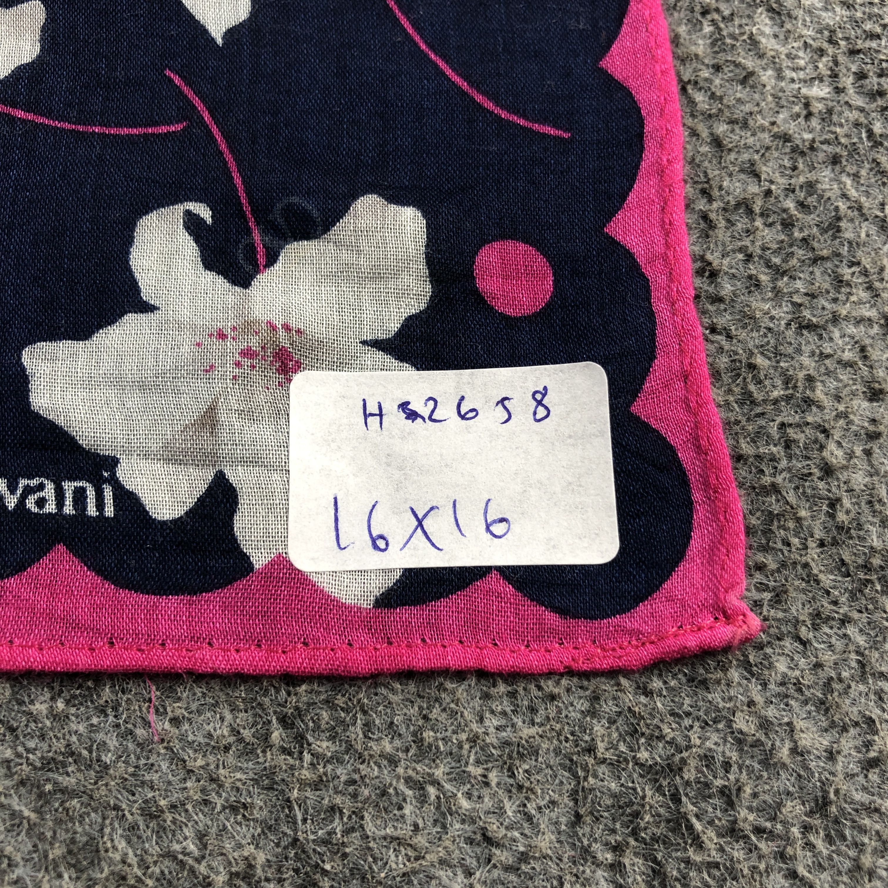 Vintage ValenTINO GarAVANI Handkerchief Neckerchief Bandana H2658 Size ONE SIZE - 5 Thumbnail
