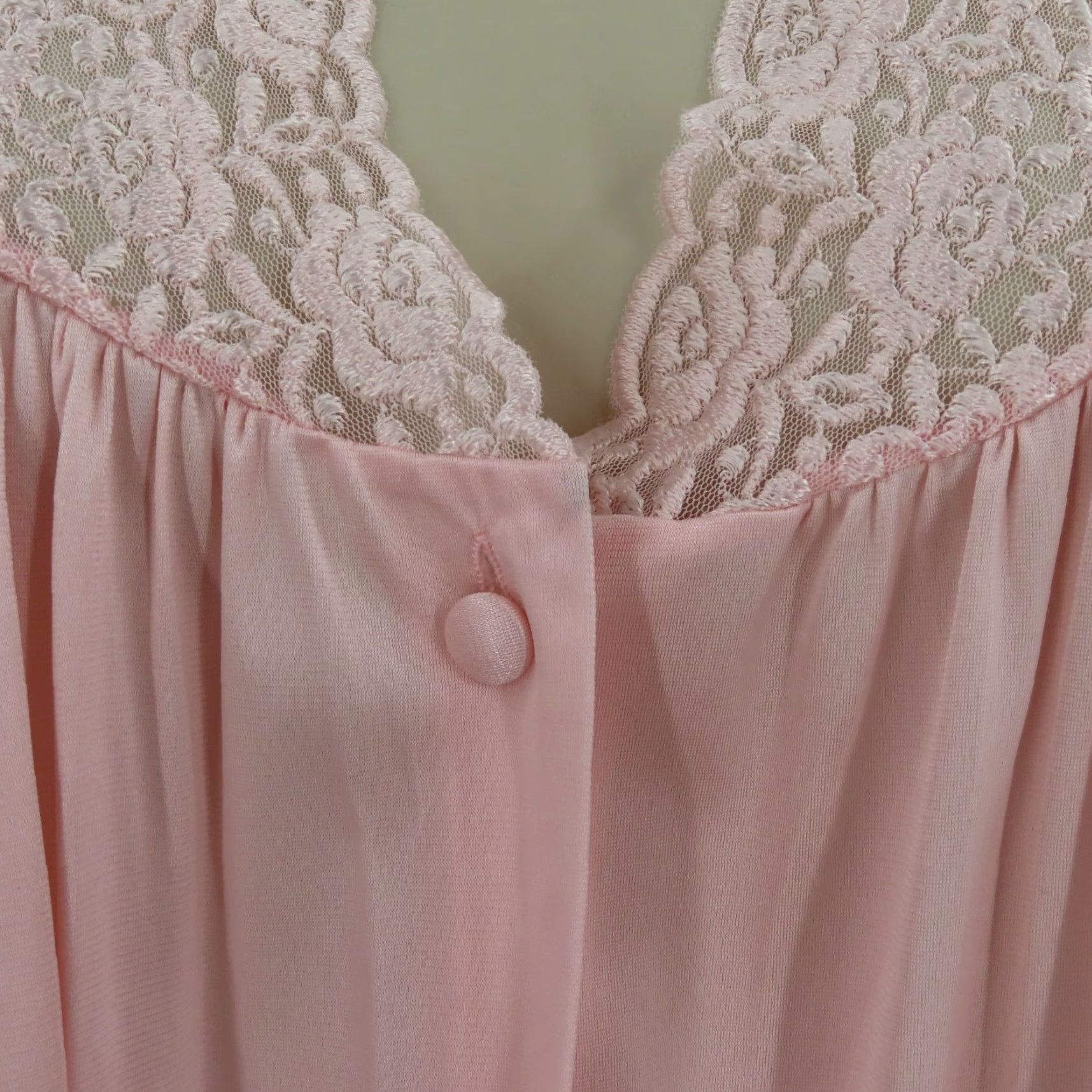 Vintage VTG Vanity Fair Women Medium Solid Pink Lace Trim Button Front Nightgown Dress Size M / US 6-8 / IT 42-44 - 4 Thumbnail