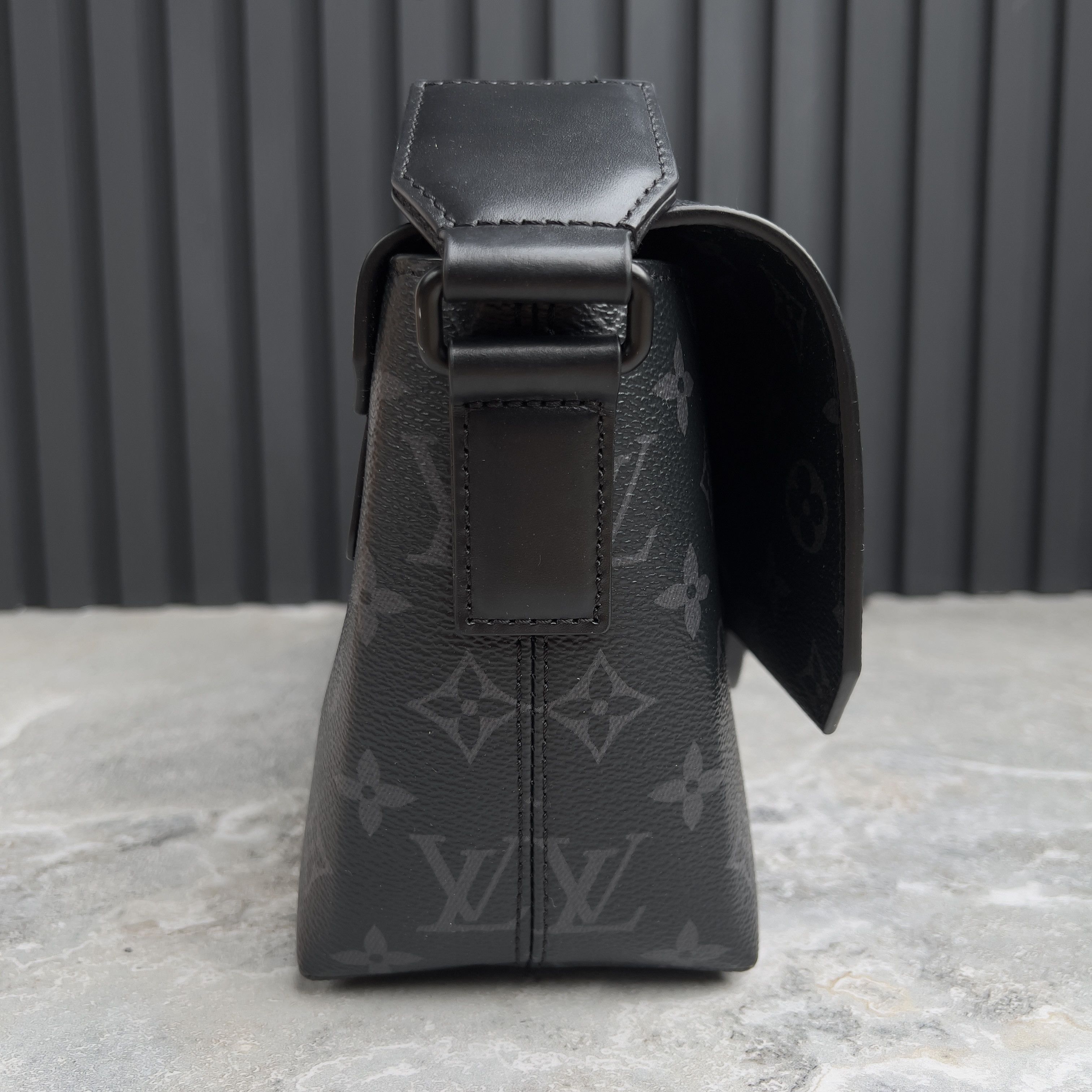 Louis Vuitton Louis Vuitton S-Cape Messenger Shoulder Bag Monogram Eclipse Size ONE SIZE - 5 Thumbnail