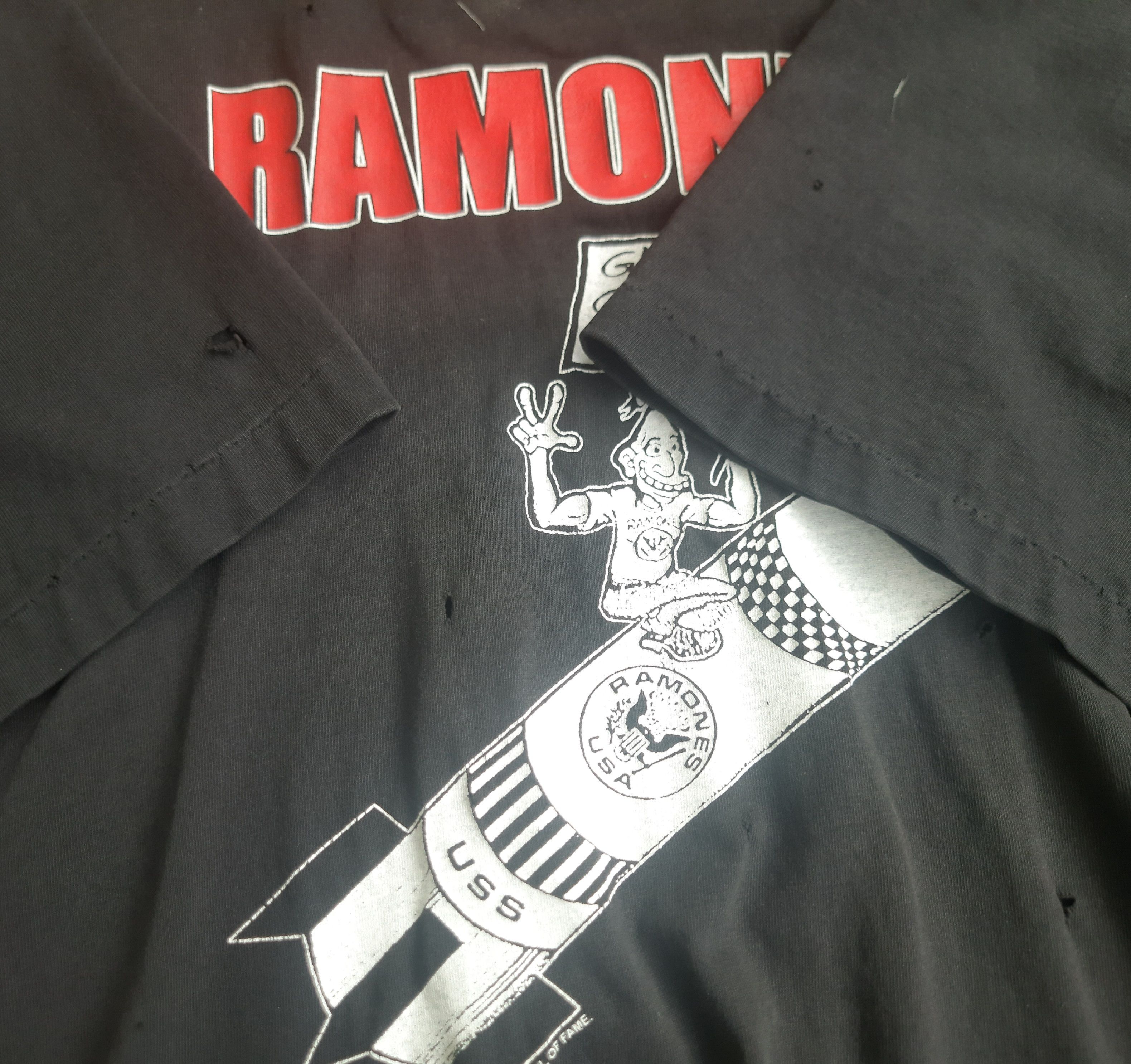 Band Tees Distressed Y2K RAMONES Rocket To Rusia T-Shirt Size US L / EU 52-54 / 3 - 14 Thumbnail