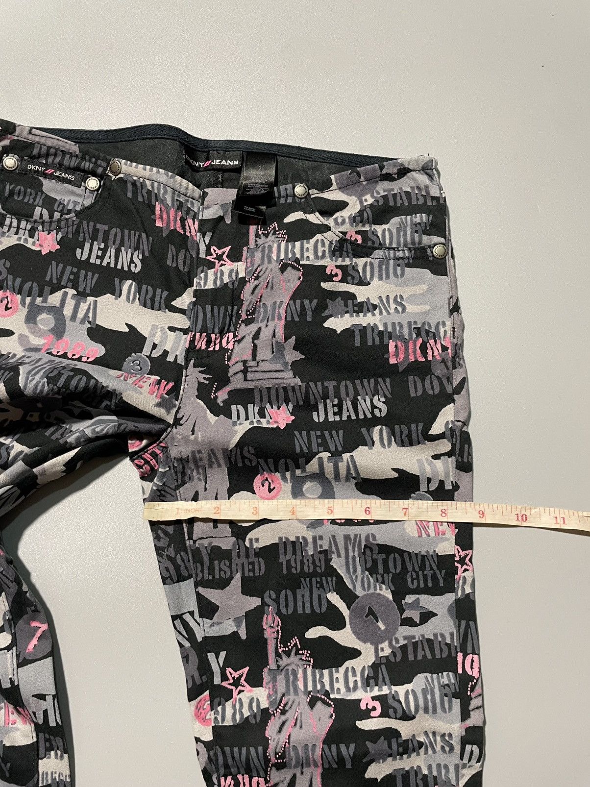 DKNY × Vintage Y2€ DKNY All Over Print Jeans Size 25" / US 0 / IT 36 - 12 Thumbnail