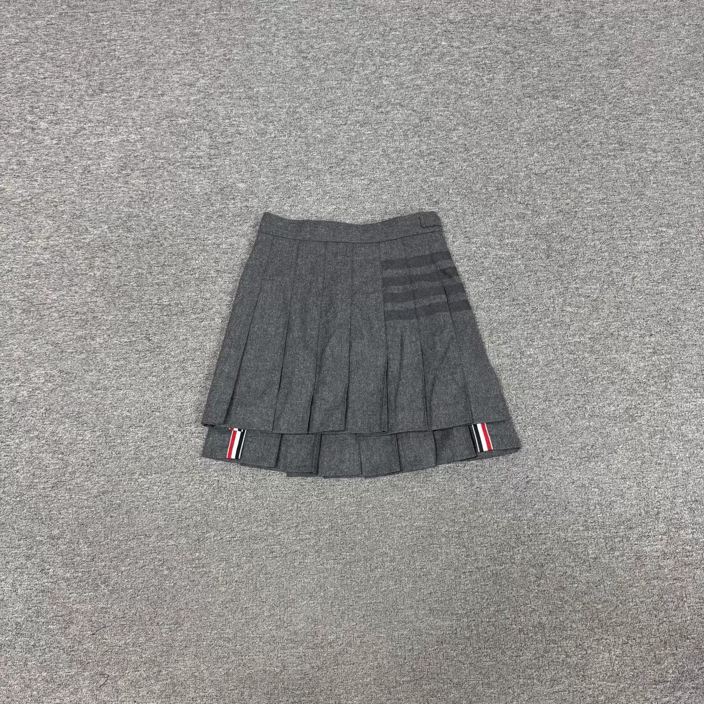 Thom Browne Thom Browne 4-Stripe Gray A-Line Pleated Skirt 40 Size 27" / US 4 / IT 40 - 1 Thumbnail