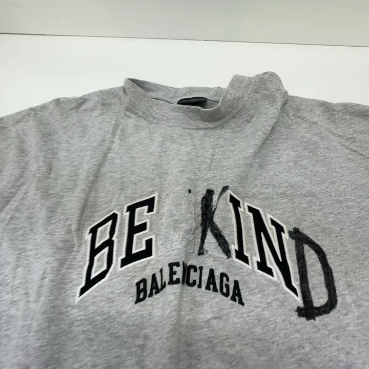 Balenciaga Balenciaga Balenciaga Be Kind Logo Short Sleeve TShirt -25 Size US L / EU 52-54 / 3 - 7 Thumbnail