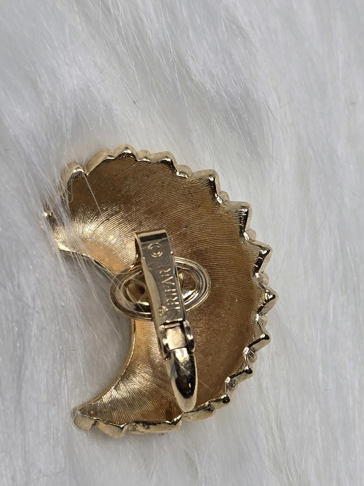 Other Vintage Beautiful Crown Trifari Gold Crescent Clip Earrings Size ONE SIZE - 5 Thumbnail