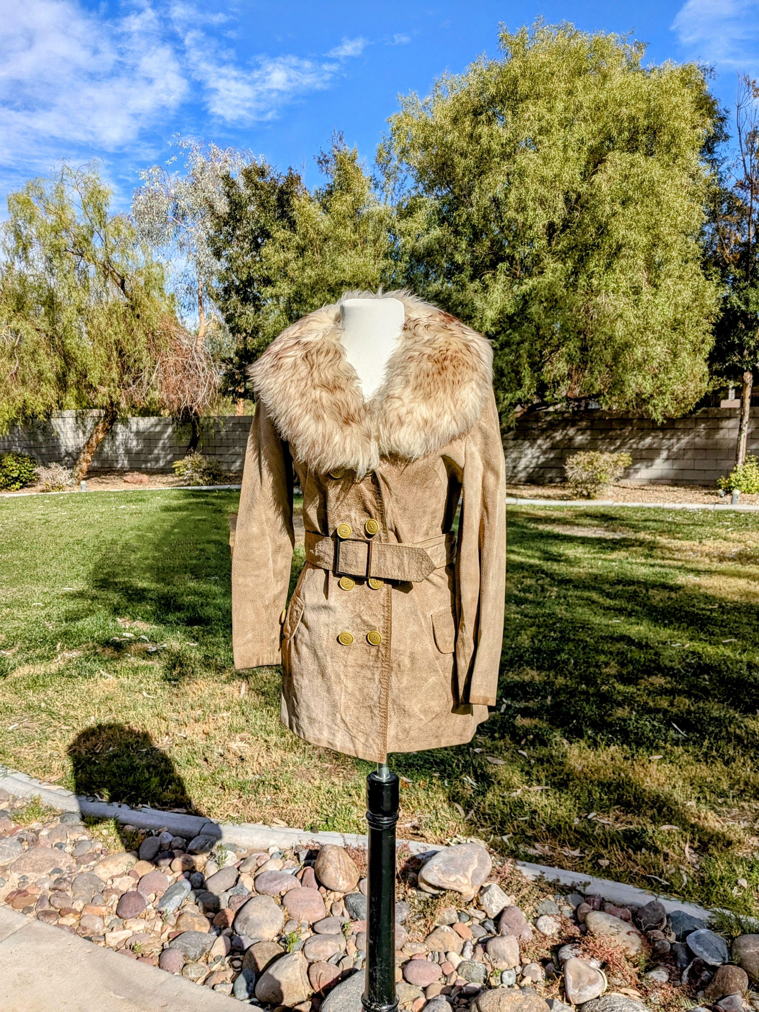 Vintage Vintage 1970s Petite Suede Fur Collar Button Trench Coat Size M / US 6-8 / IT 42-44 - 1 Thumbnail